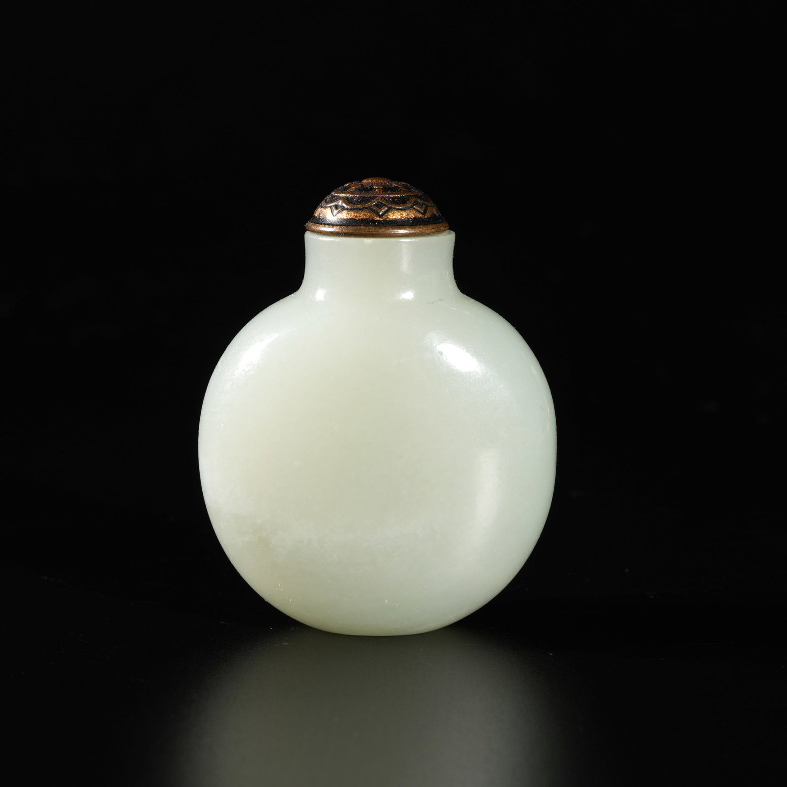 A HETIAN JADE CARVED SNUFF BOTTLE (1 of 10)
