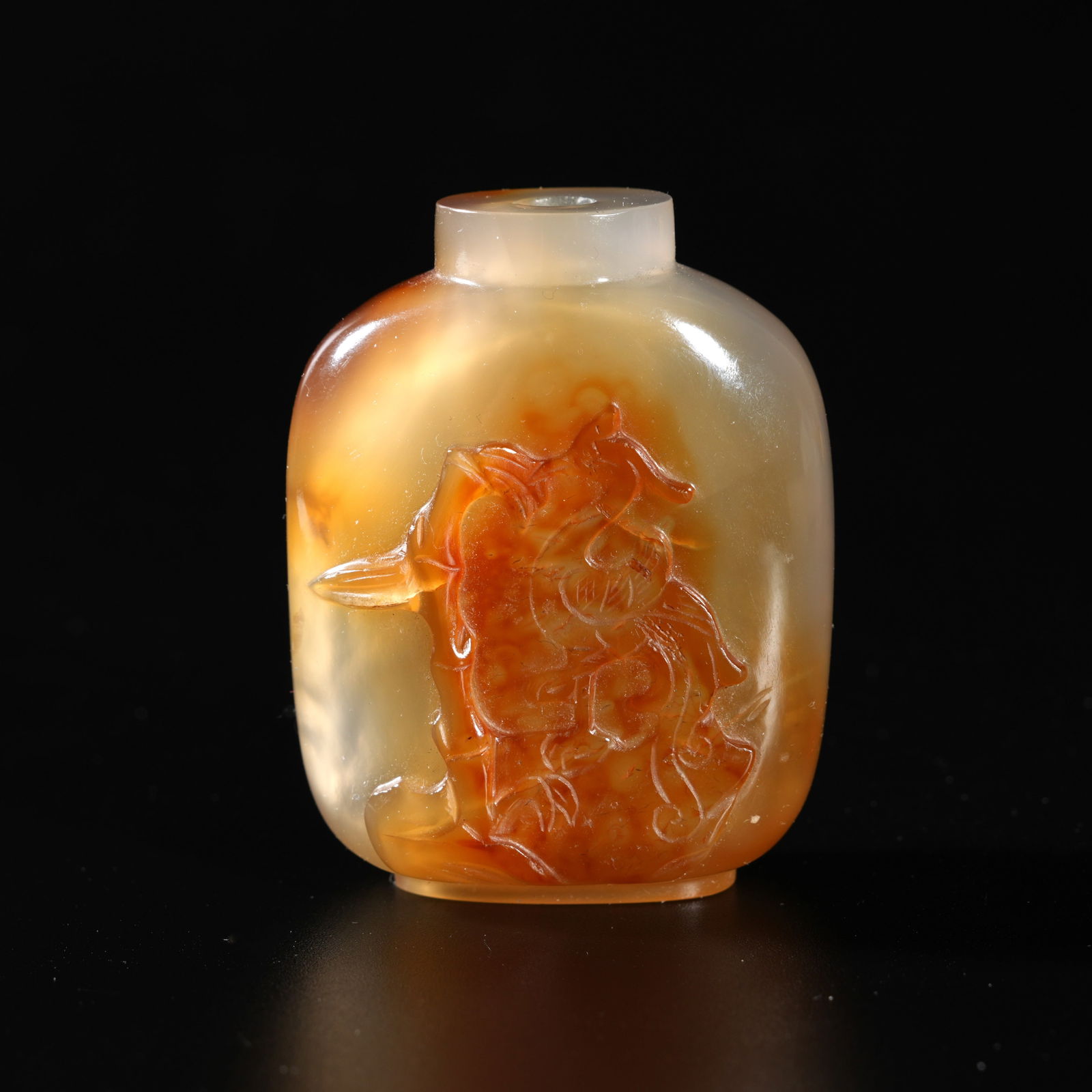A AGATE CARVED CRANE-MOTIF SNUFF BOTTLE (1 of 9)