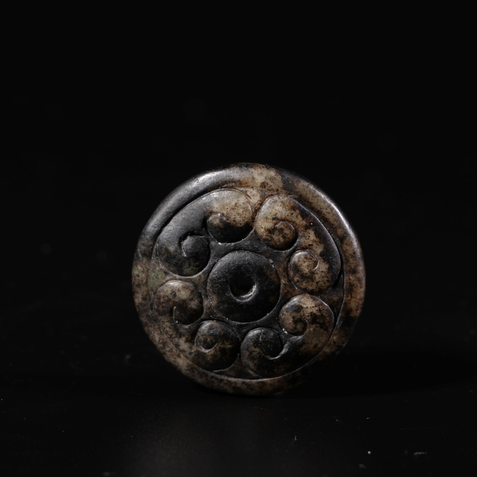 A HETIAN JADE PENDANT (1 of 7)