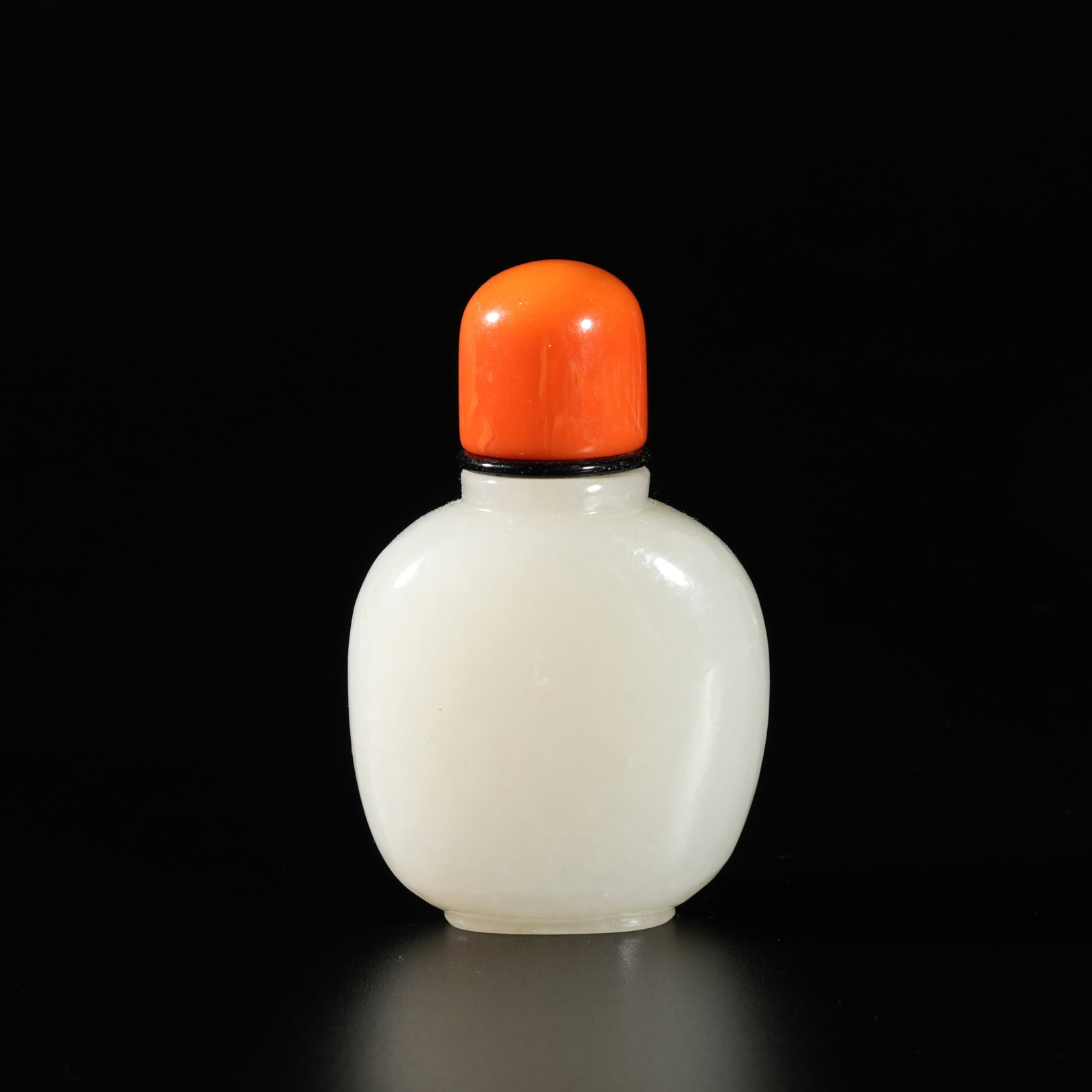 A HETIAN JADE CARVED SNUFF BOTTLE (1 of 10)