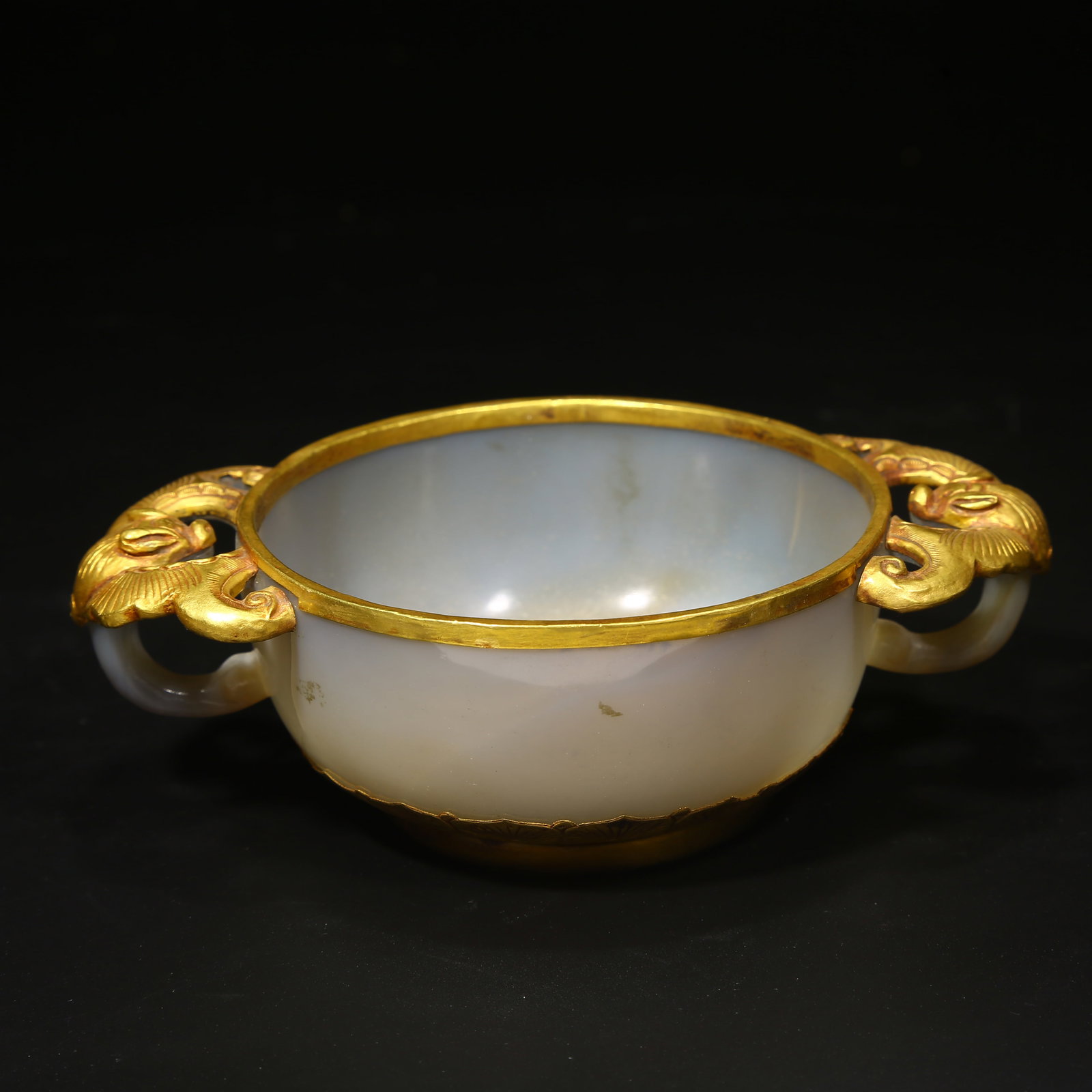 A AGATE DOUBLE-HANDLED CUP (1 of 9)