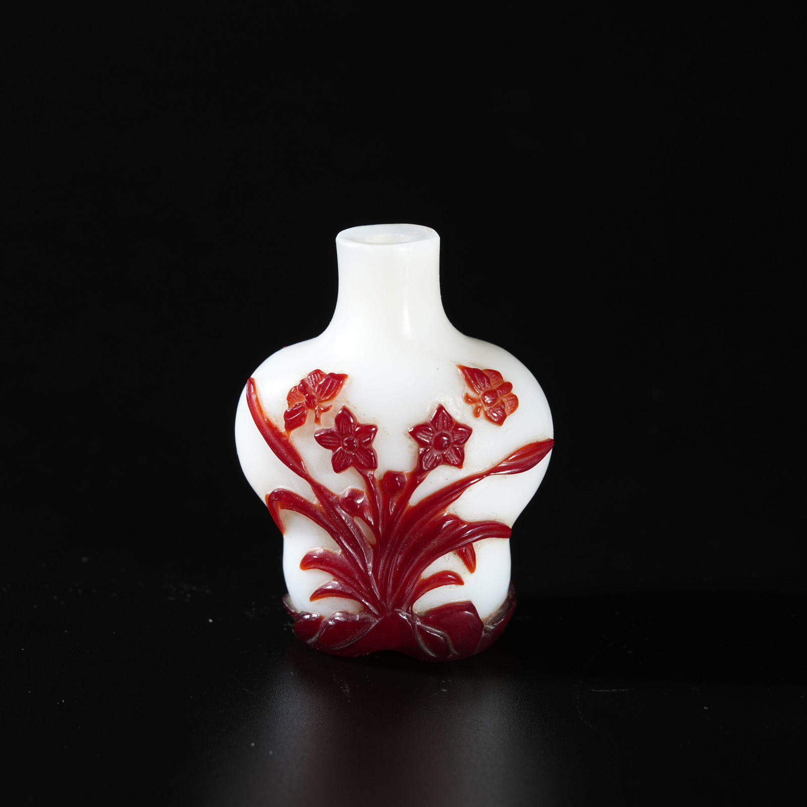 A GLASS SNUFF BOTTLE WITH FLORAL-AND-BUTTERFLY MOTIF (1 of 9)