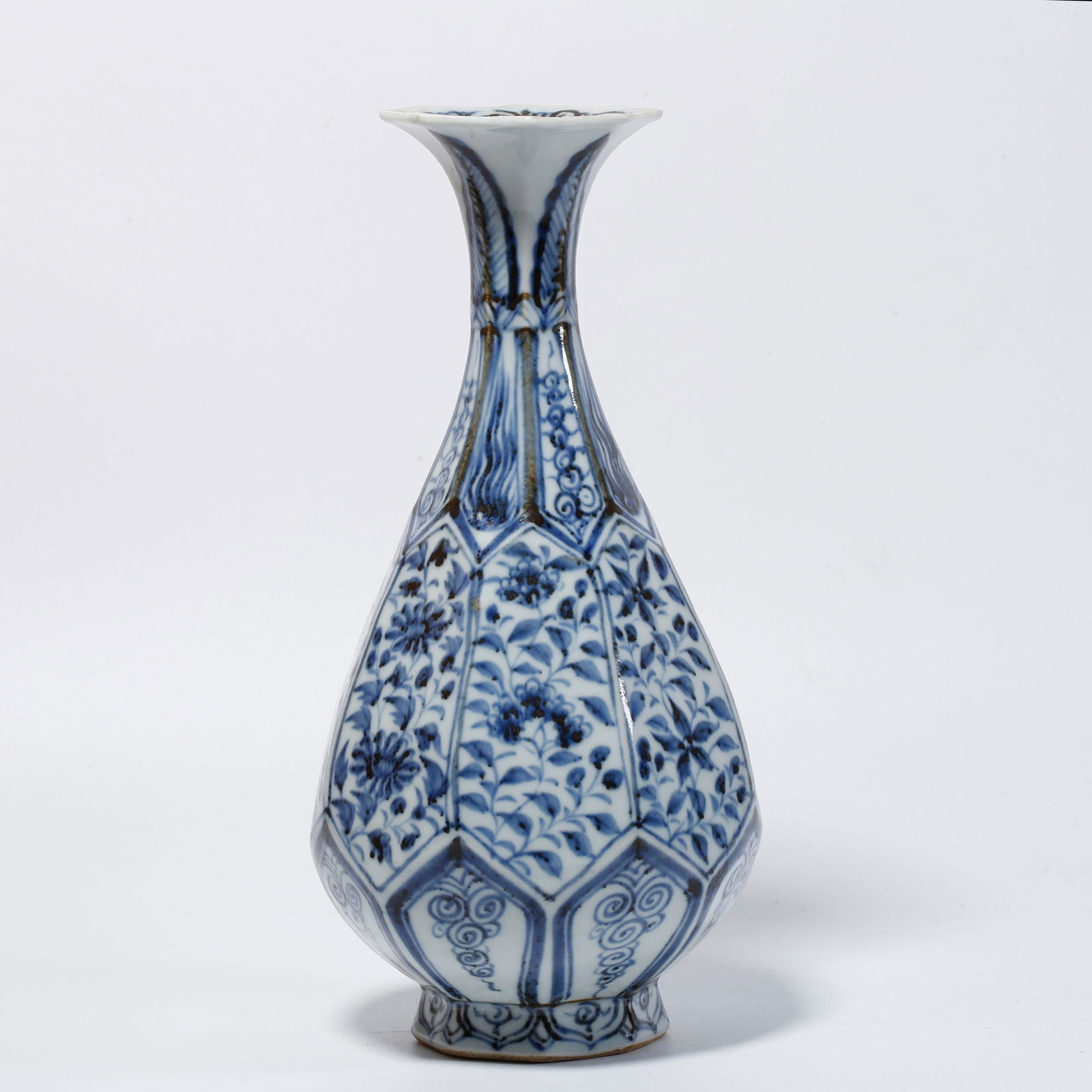 A BLUE AND WHITE EIGHT-SIDED VASE WITH ENTWINED FLORAL DESIGN (1 of 10)