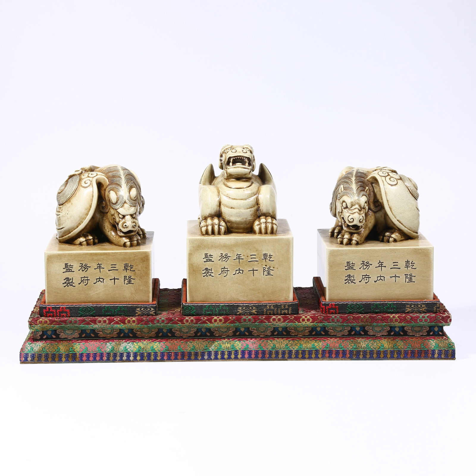 A SET OF SHOUSHAN STONE SEALS WITH BEAST KNOBS: Set of Shoushan stone seals with beast knobs