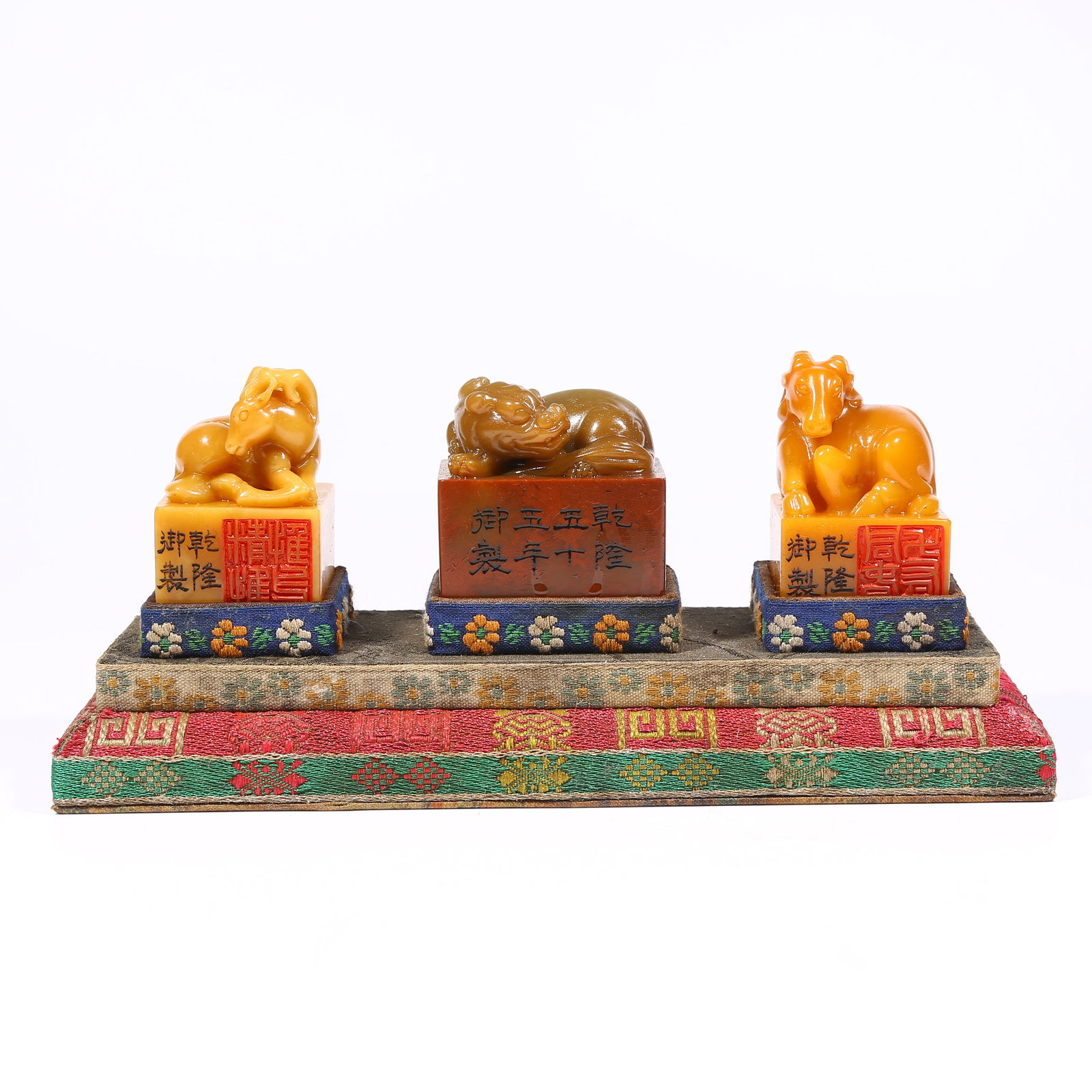 A SET OF SHOUSHAN STONE SEALS WITH BEAST KNOBS: Set of Shoushan stone seals with beast knobs
