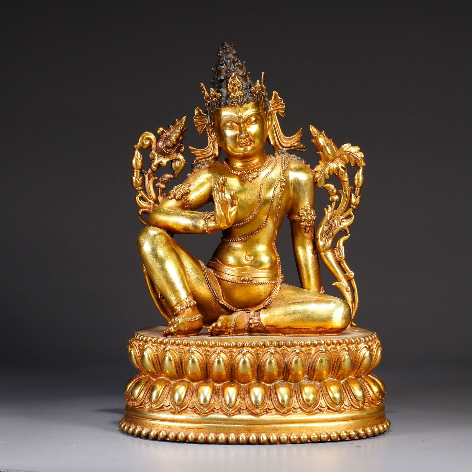 A GILT BRONZE STATUE OF SEATED GUANYIN (1 of 9)