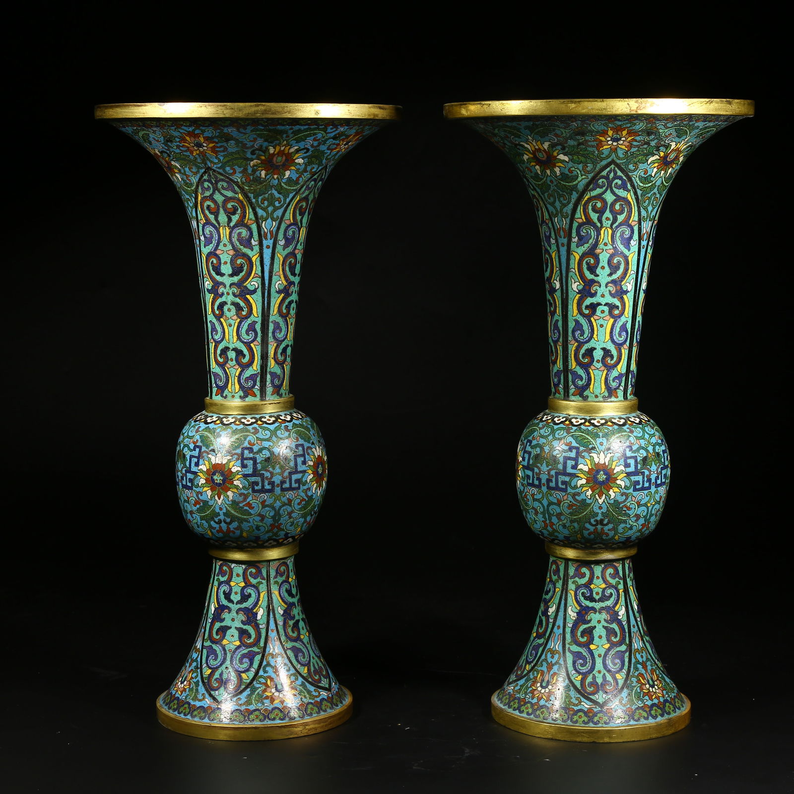 A SET OF HU-FORM VASES WITH LIANHUA AND FLORAL PATTERN IN CLOISONNÉ ENAMEL ON A BRONZE BODY (1 of 10)
