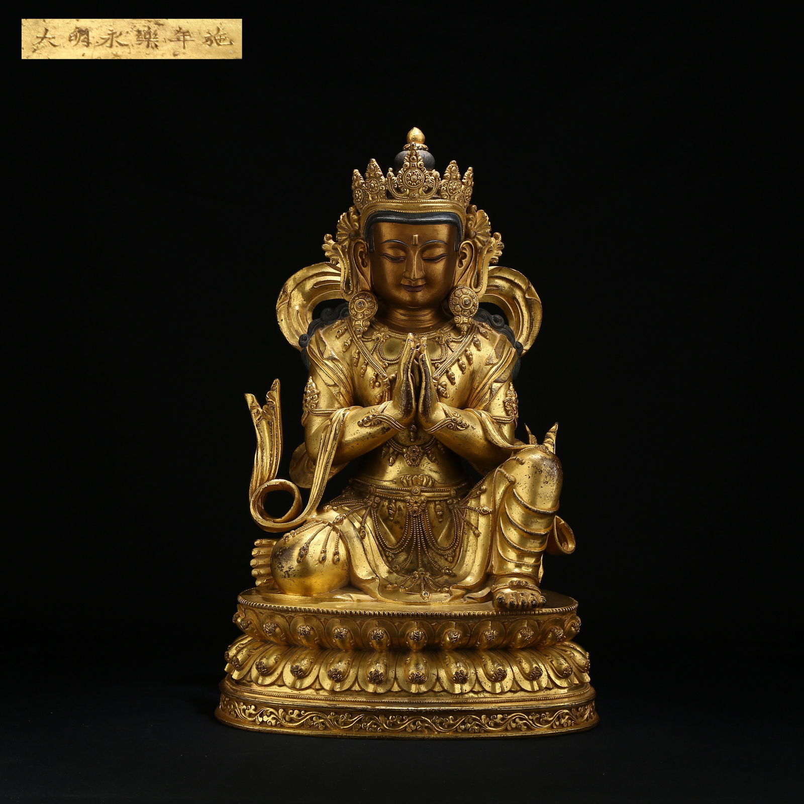 A GILT BRONZE STATUE OF A BODHISATTVA IN OFFERING POSTURE (1 of 10)