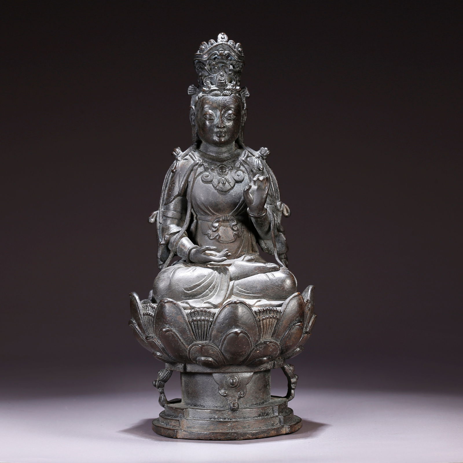 A BRONZE STATUE OF GUANYIN (1 of 9)