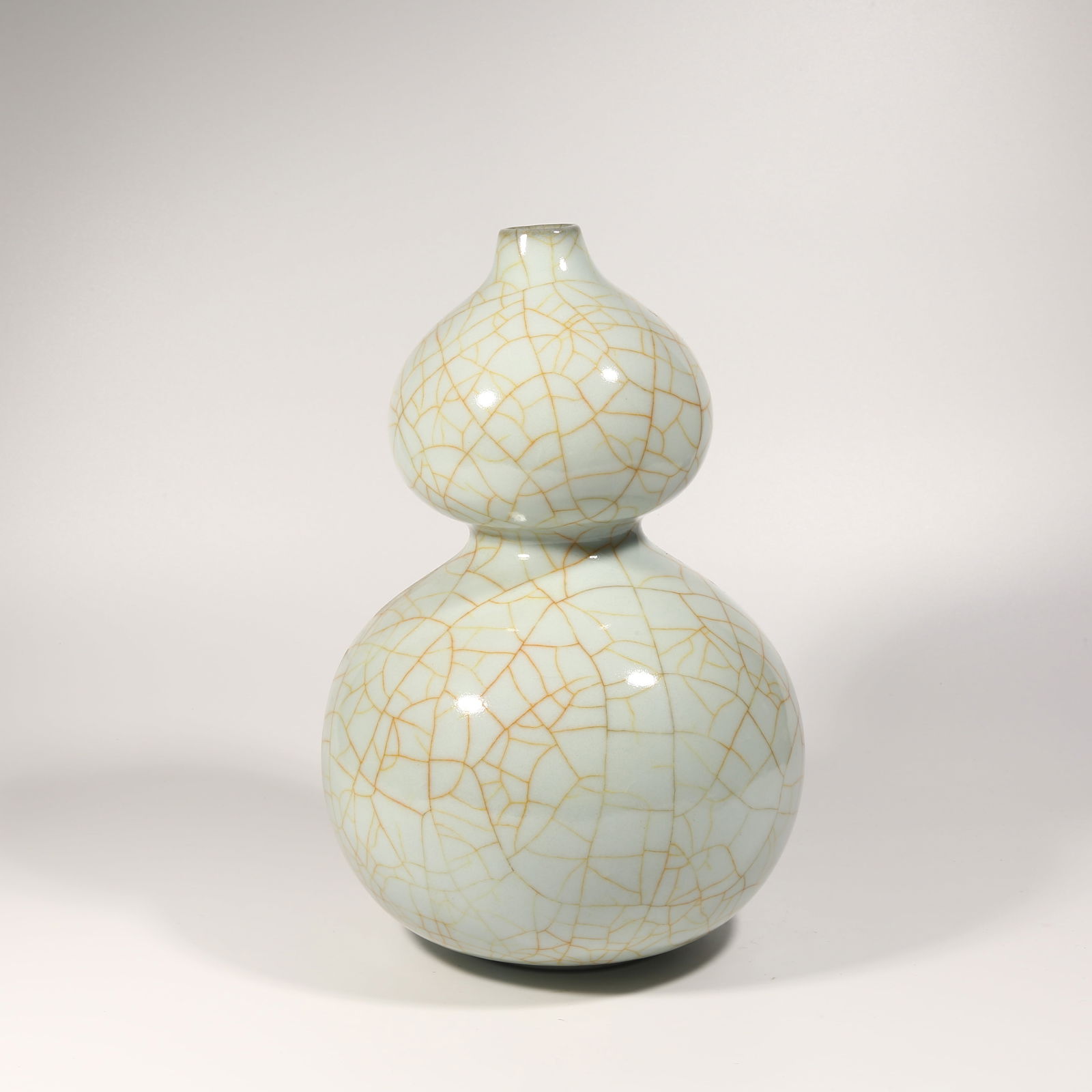 A OFFICIAL KILN GOURD-SHAPED VASE (1 of 9)
