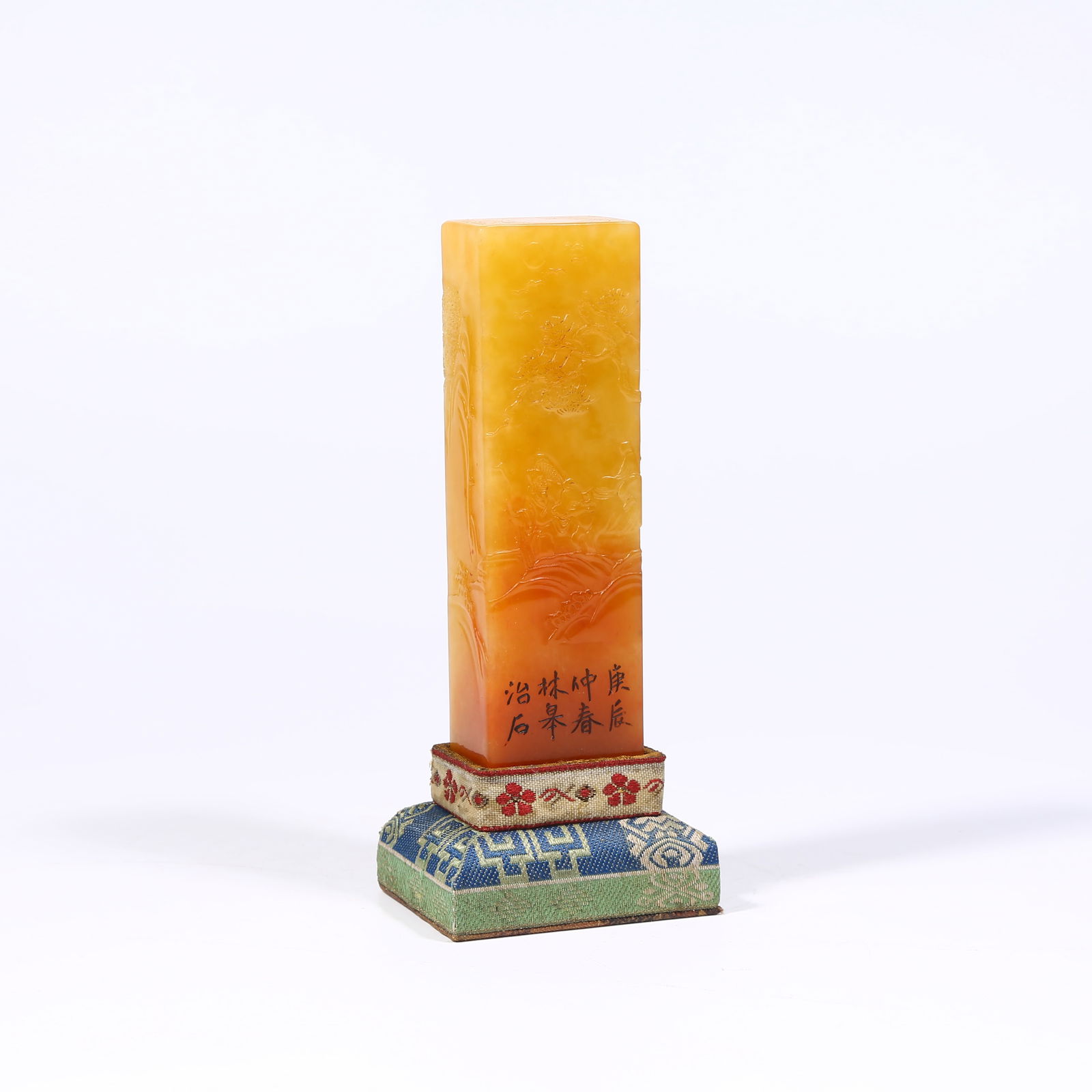 A SHOUSHAN TIANHUANG STONE SEAL WITH SHALLOW-RELIEF "ELEGANT SCHOLAR" DESIGN: Shoushan Tianhuang stone seal with shallow-relief "Elegant Scholar" design