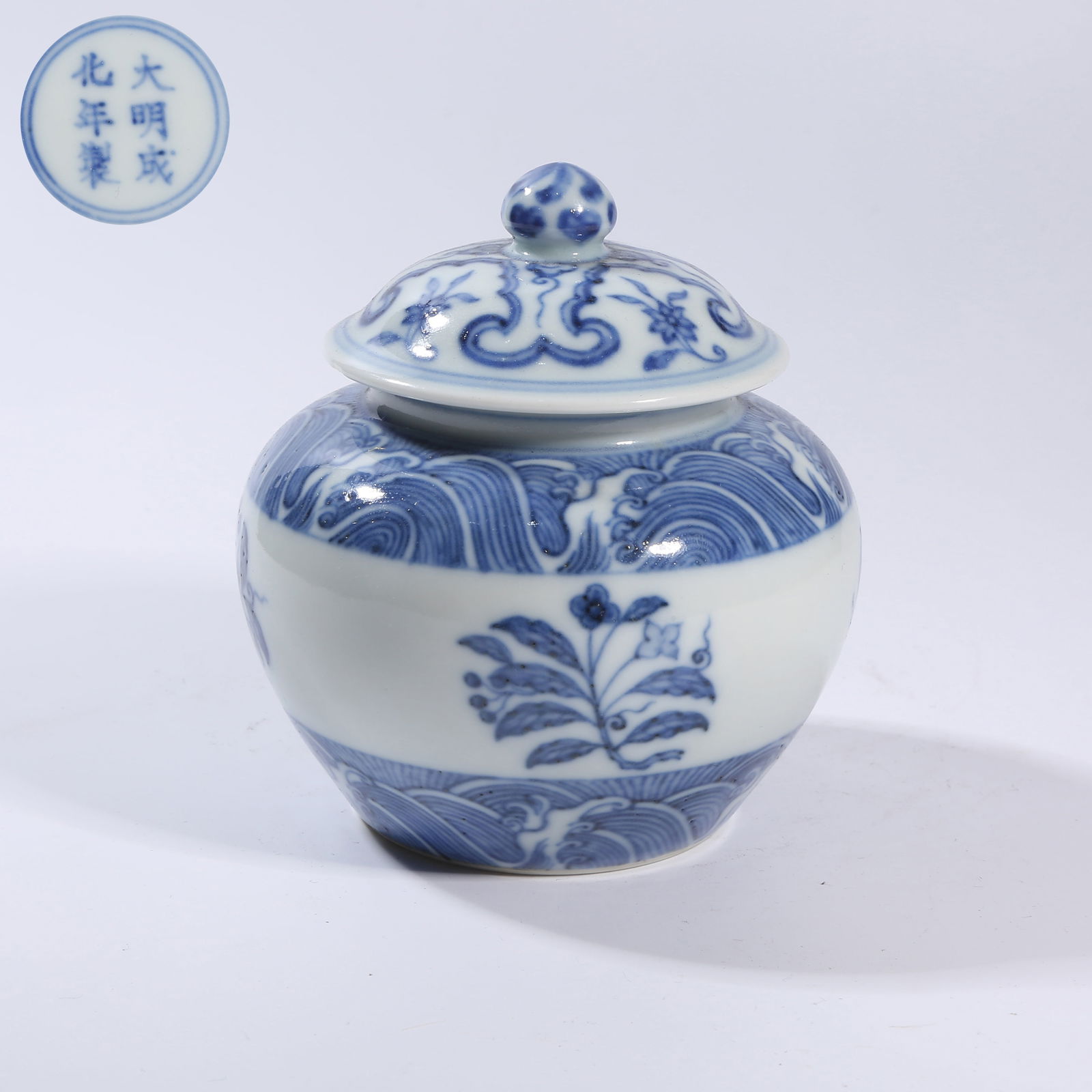 A BLUE-AND-WHITE FLORAL PATTERNED LIDDED JAR: Blue-and-white floral patterned lidded jar