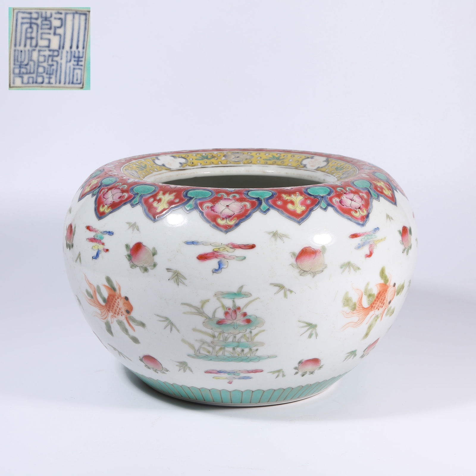 A WUCAI FISH-AND-ALGAE-PATTERN JAR: Wucai fish-and-algae-pattern jar