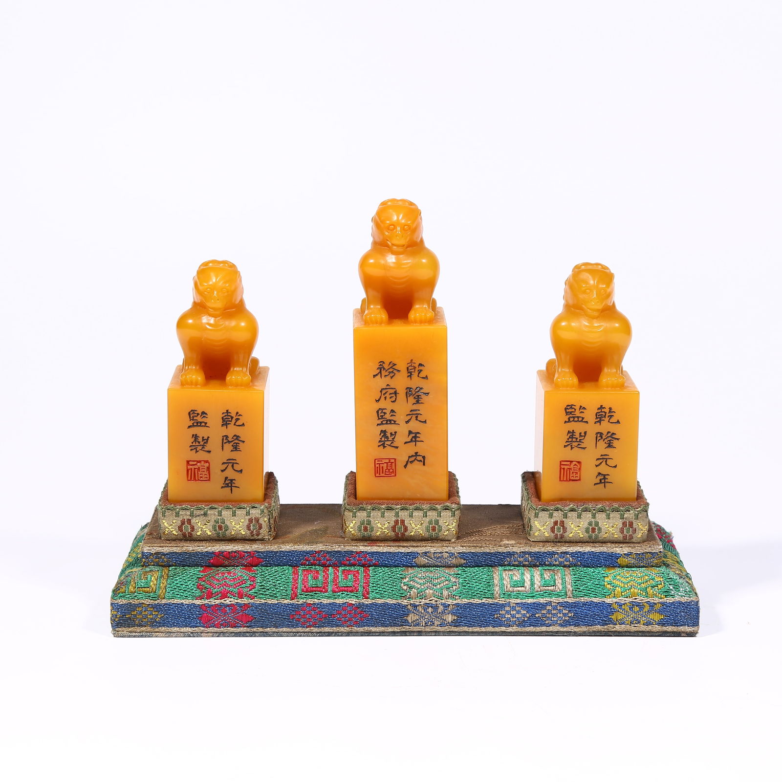 A SET OF SHOUSHAN STONE SEALS WITH LION KNOBS: Set of Shoushan stone seals with lion knobs