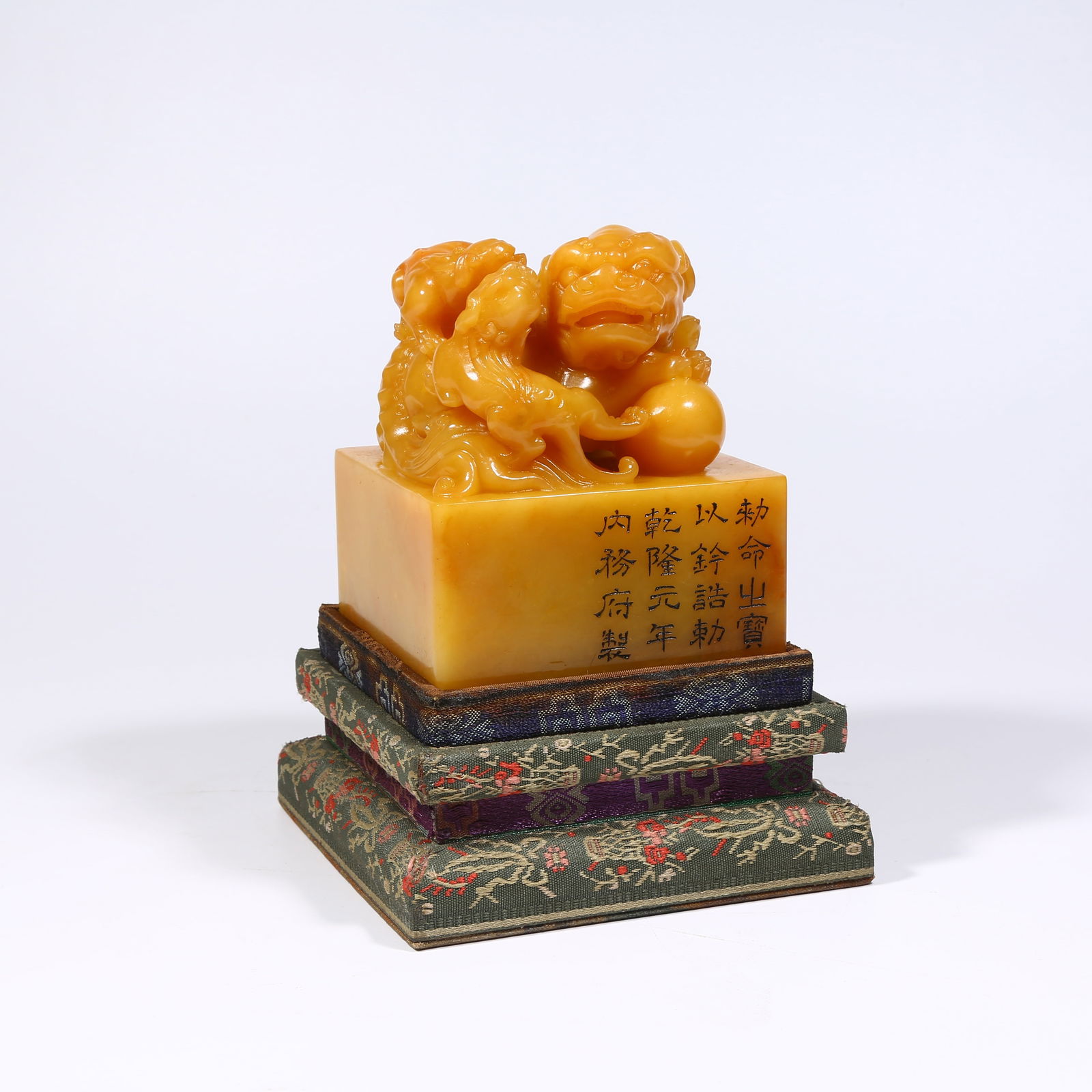 A SHOUSHAN TIANHUANG STONE SEAL WITH LION AND CUB KNOBS (1 of 8)