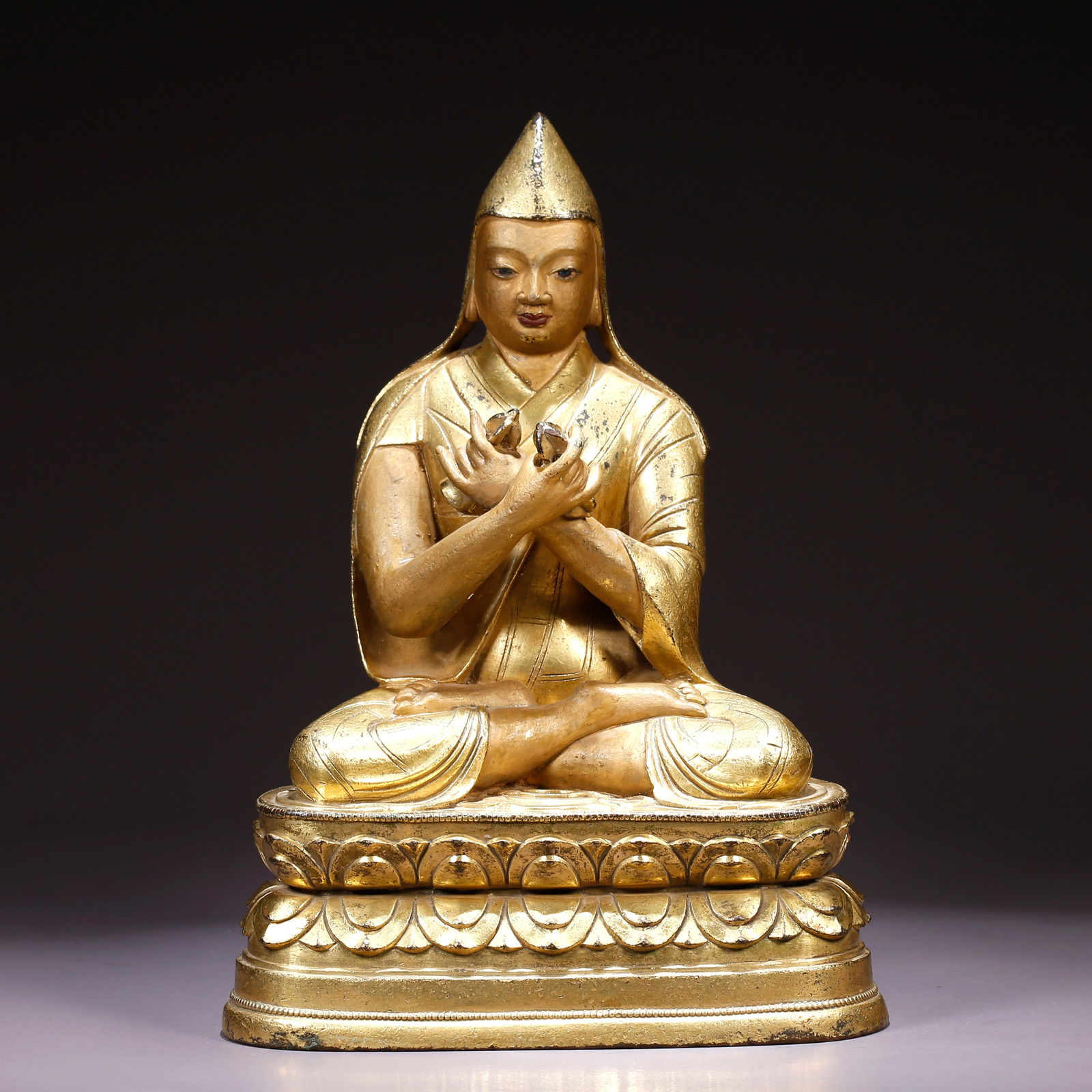 A GILT BRONZE STATUE OF A MASTER: Gilt Bronze Statue of a Master