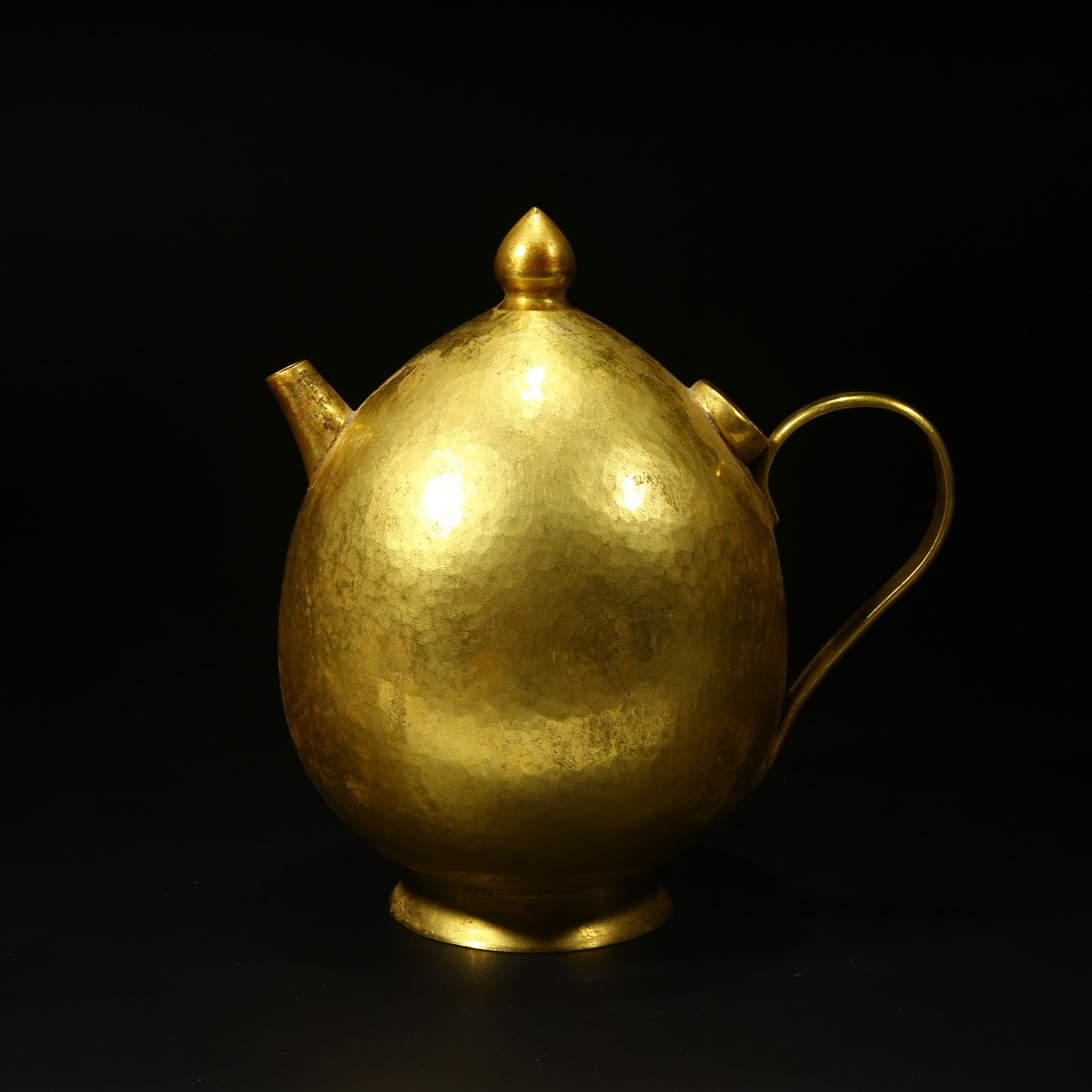 A BRONZE GILT EWER: Bronze gilt ewer