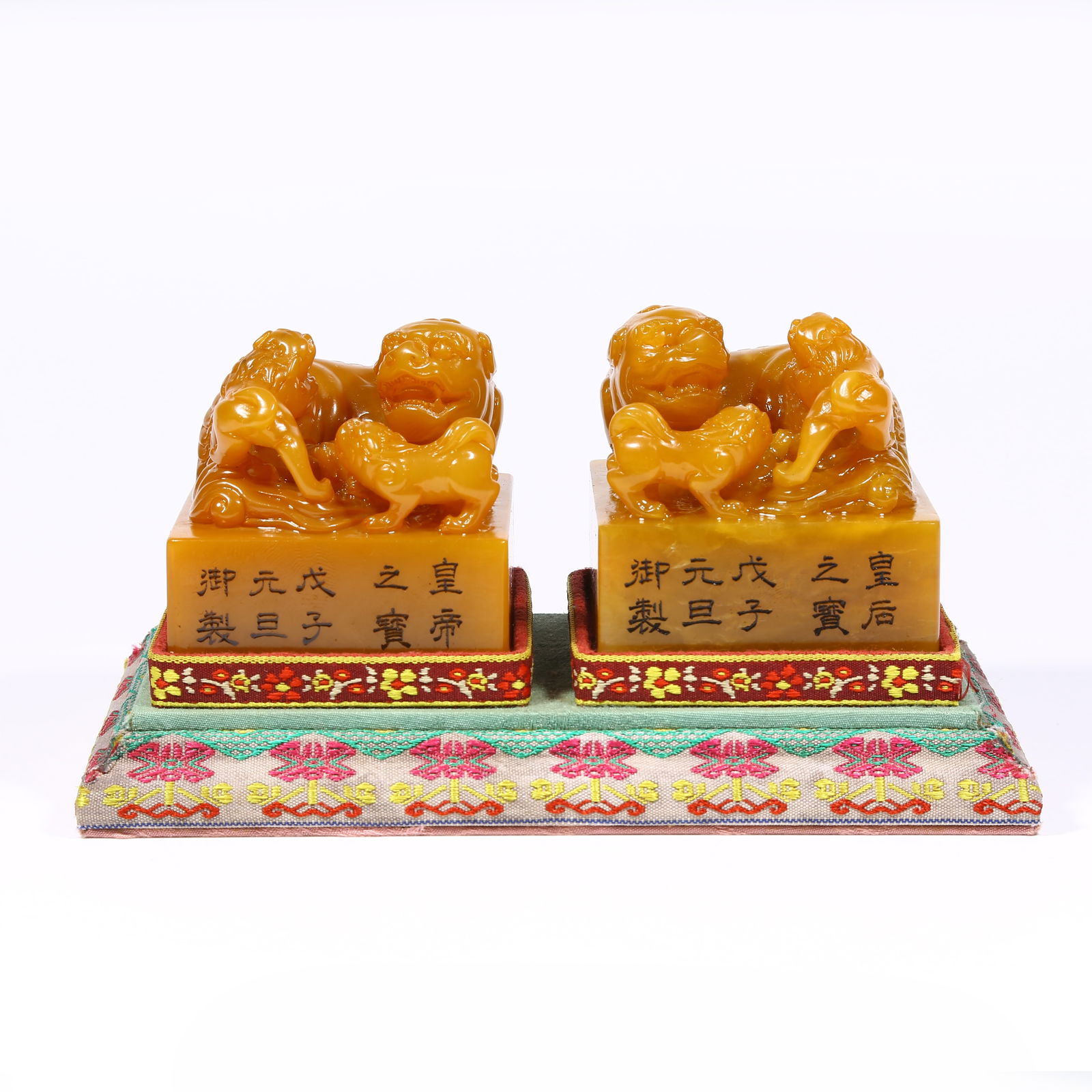 A SET OF SHOUSHAN TIANHUANG STONE SEALS WITH LION AND CUB KNOBS: Set of Shoushan Tianhuang stone seals with lion and cub knobs