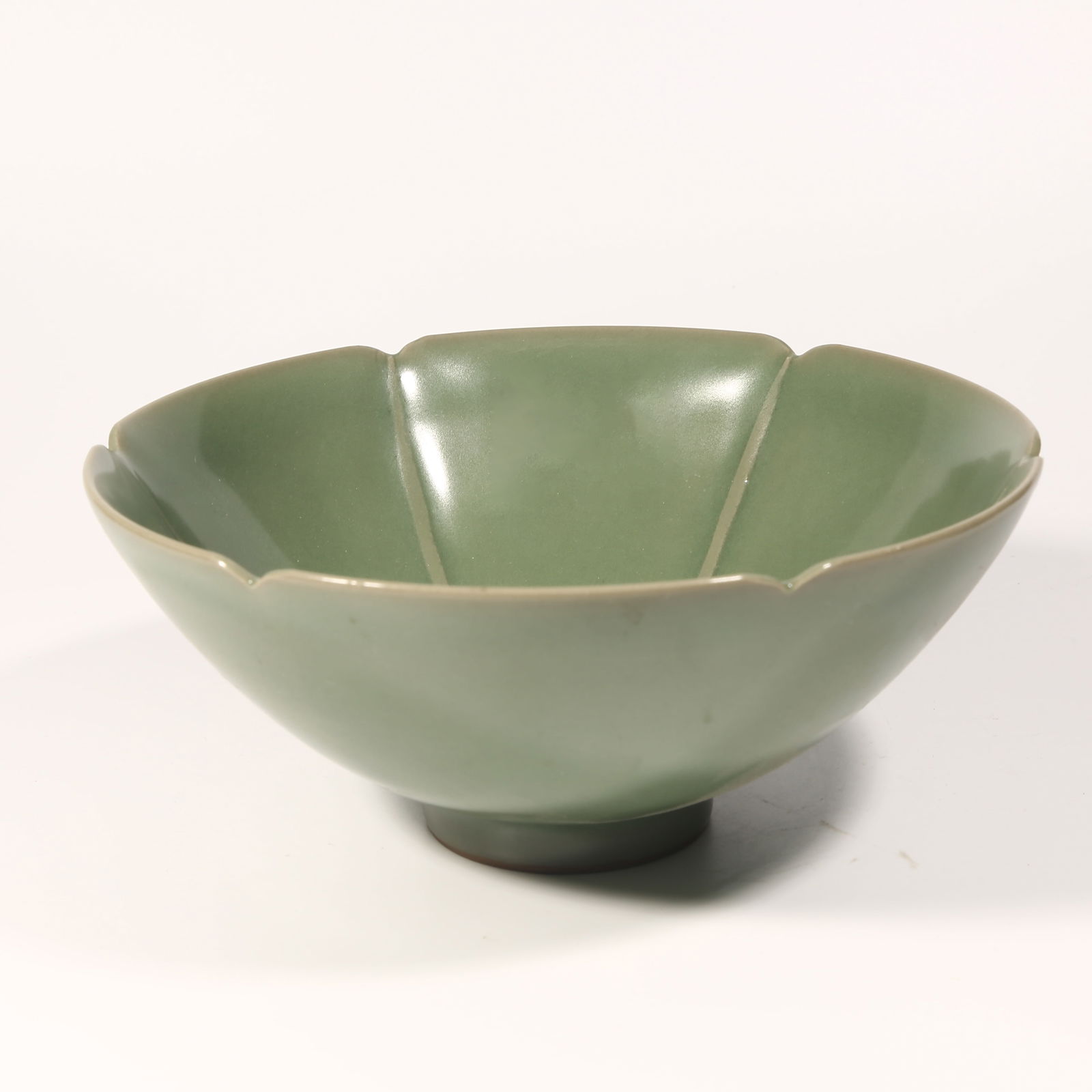 A LONGQUAN KILN CHRYSANTHEMUM-RIM BOWL (1 of 8)