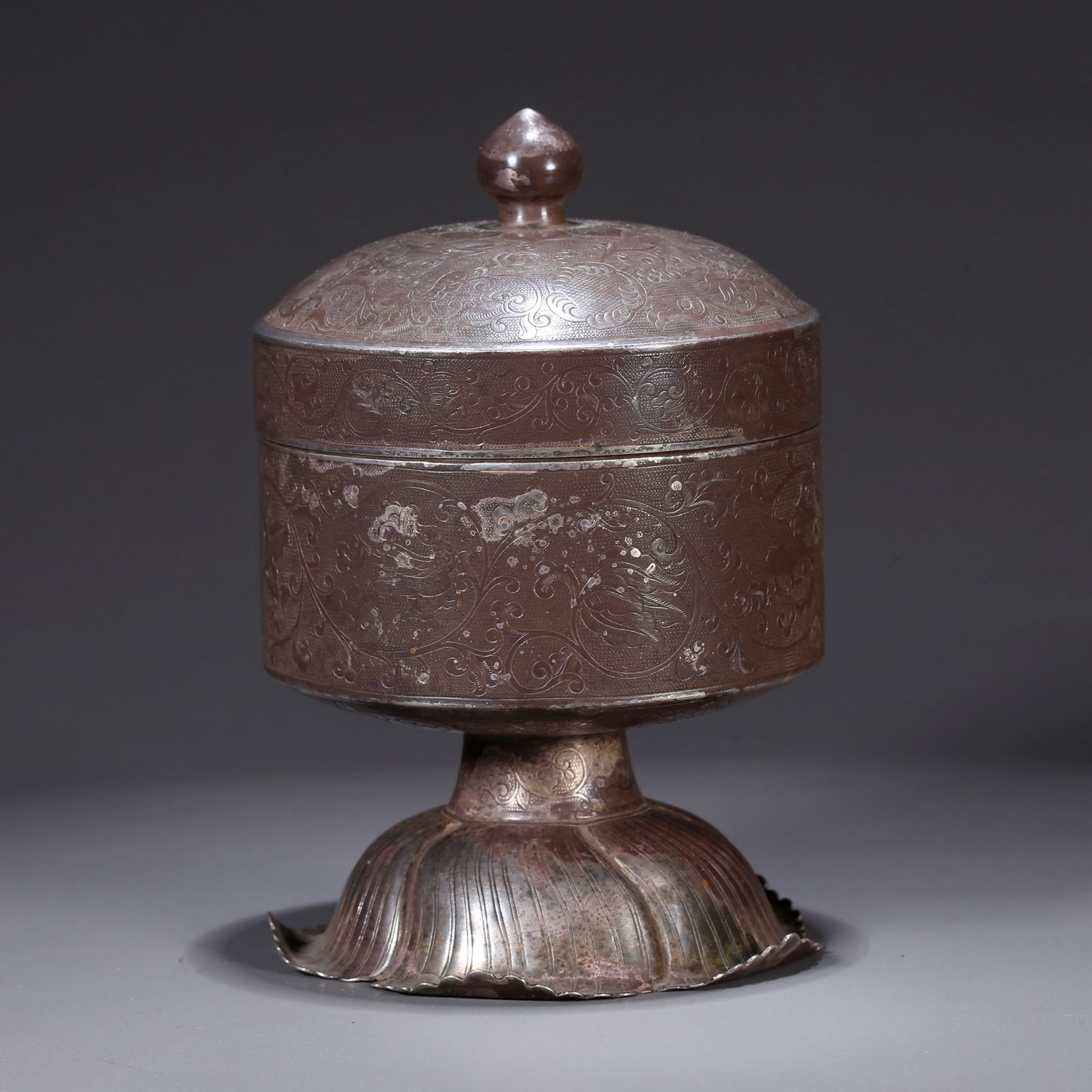 A SILVER LIDDED BOX WITH BIRD-AND-FLOWER DESIGN (1 of 10)