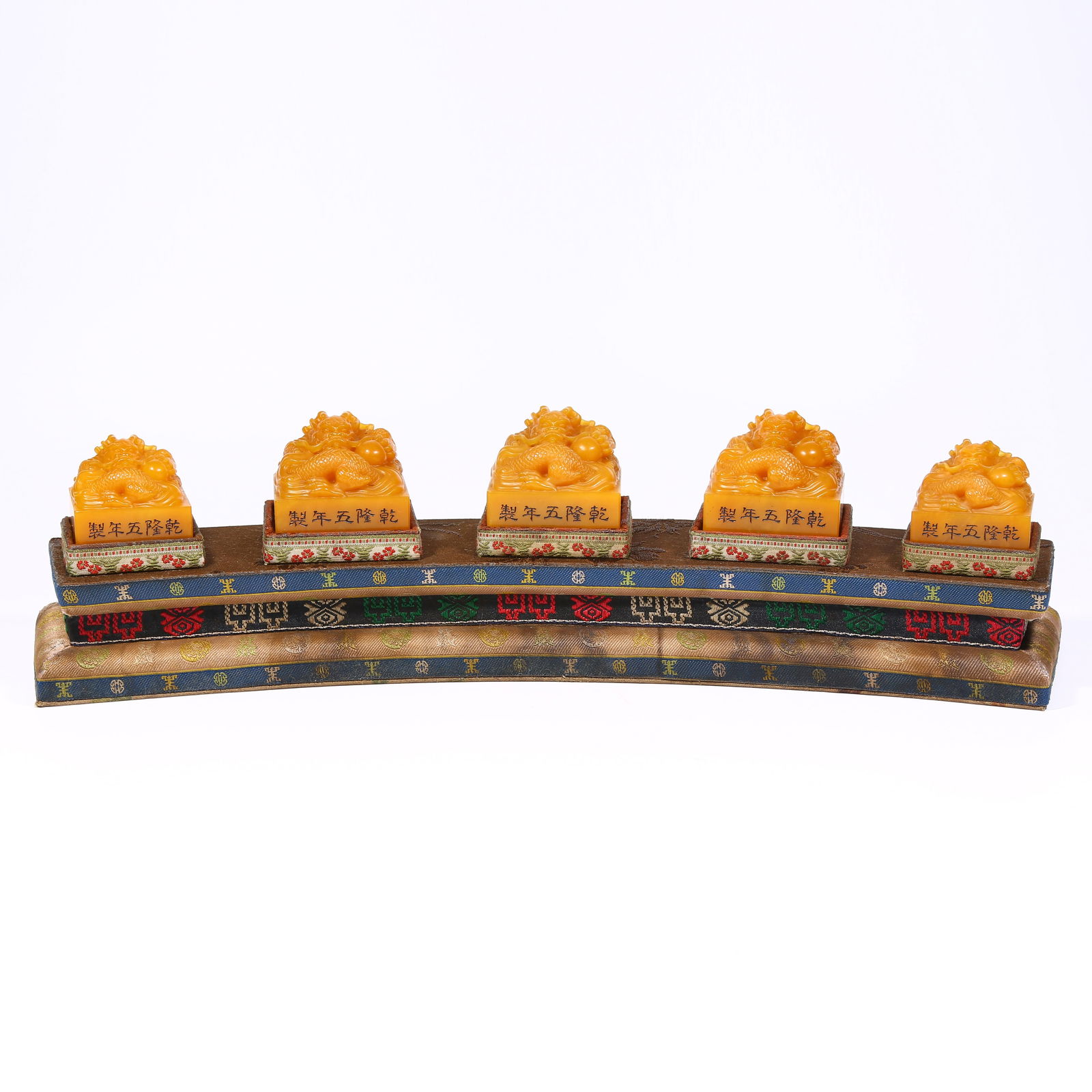 A SET OF SHOUSHAN TIANHUANG STONE SEALS WITH DRAGON KNOBS: Set of Shoushan Tianhuang stone seals with dragon knobs