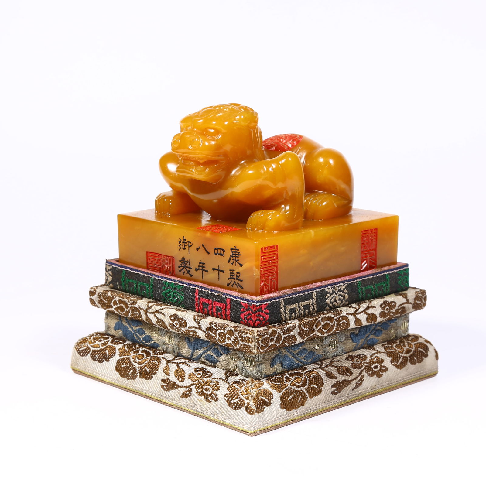 A SHOUSHAN TIANHUANG STONE SEAL WITH BEAST KNOB: Shoushan Tianhuang stone seal with beast knob