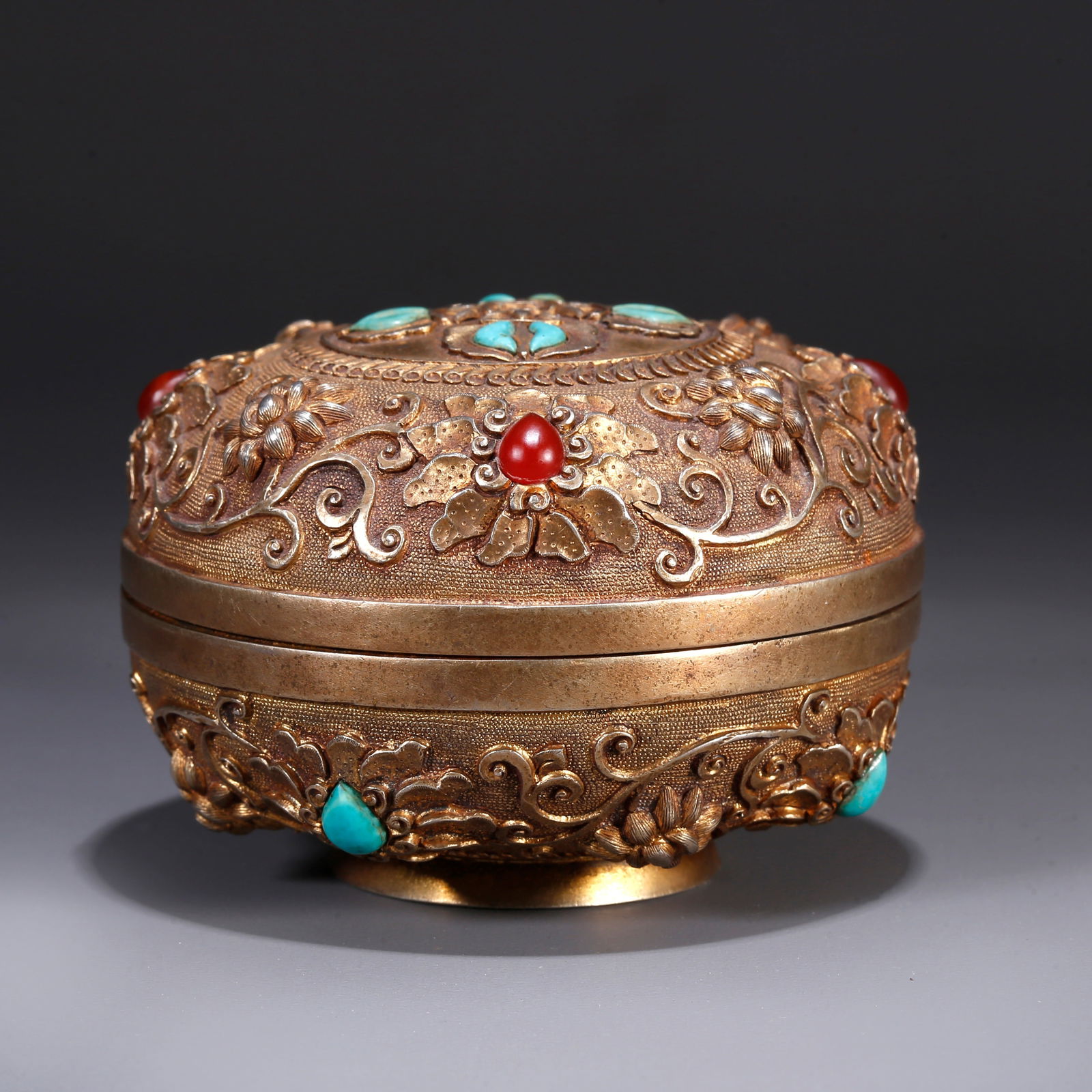 A SILVER-GILT LIDDED BOX WITH ENTWINED FLORAL DESIGN: Silver-gilt lidded box with entwined floral design
