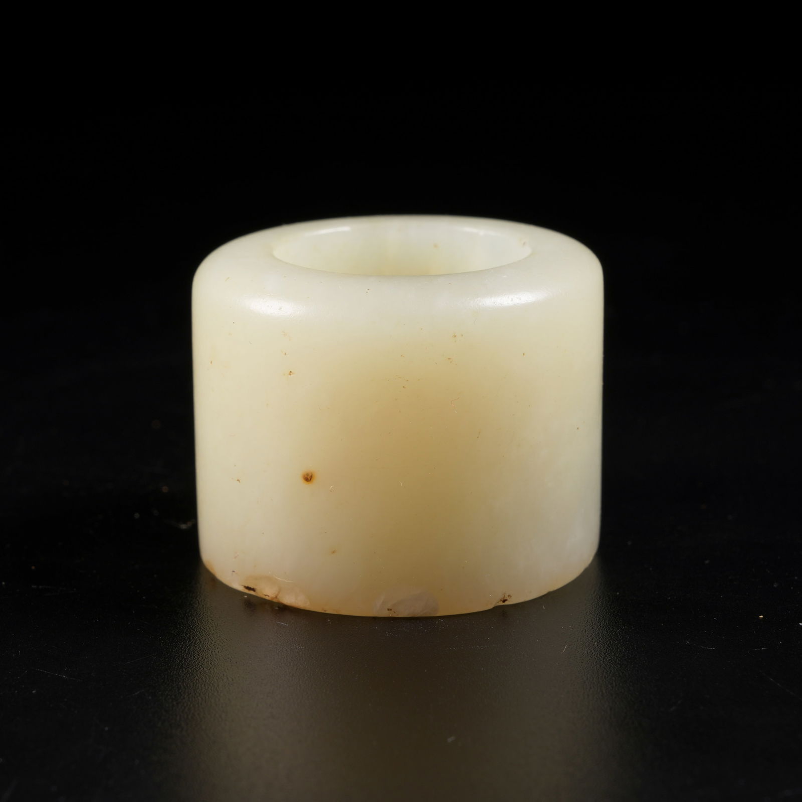 A HETIAN JADE THUMB RING: Hetian Jade Thumb Ring