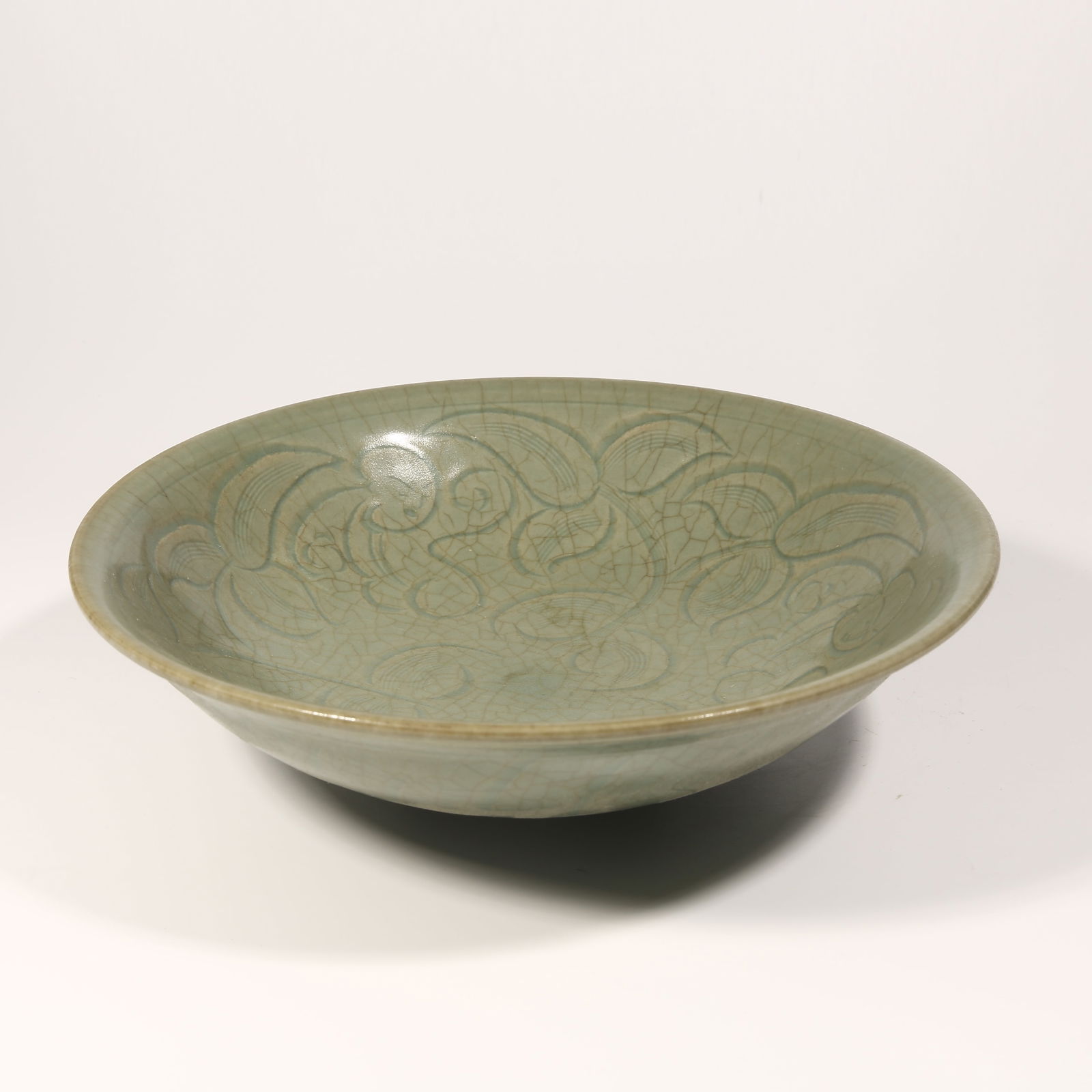 A LONGQUAN KILN DAYLILY PATTERN LARGE BOWL (1 of 9)
