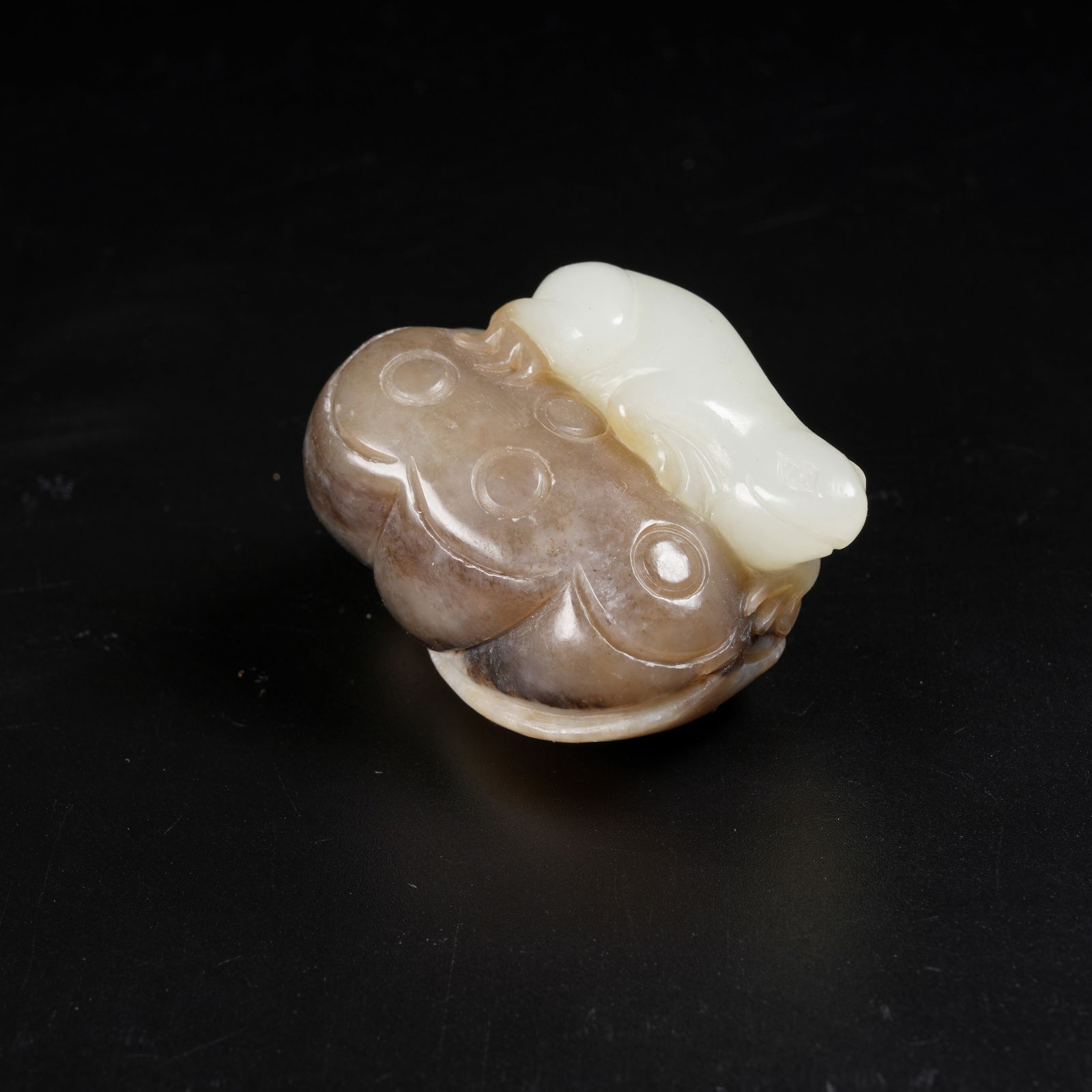 A HETIAN JADE INGENIOUSLY CARVED "GUAGUA BRINGS WEALTH" PENDANT (1 of 8)