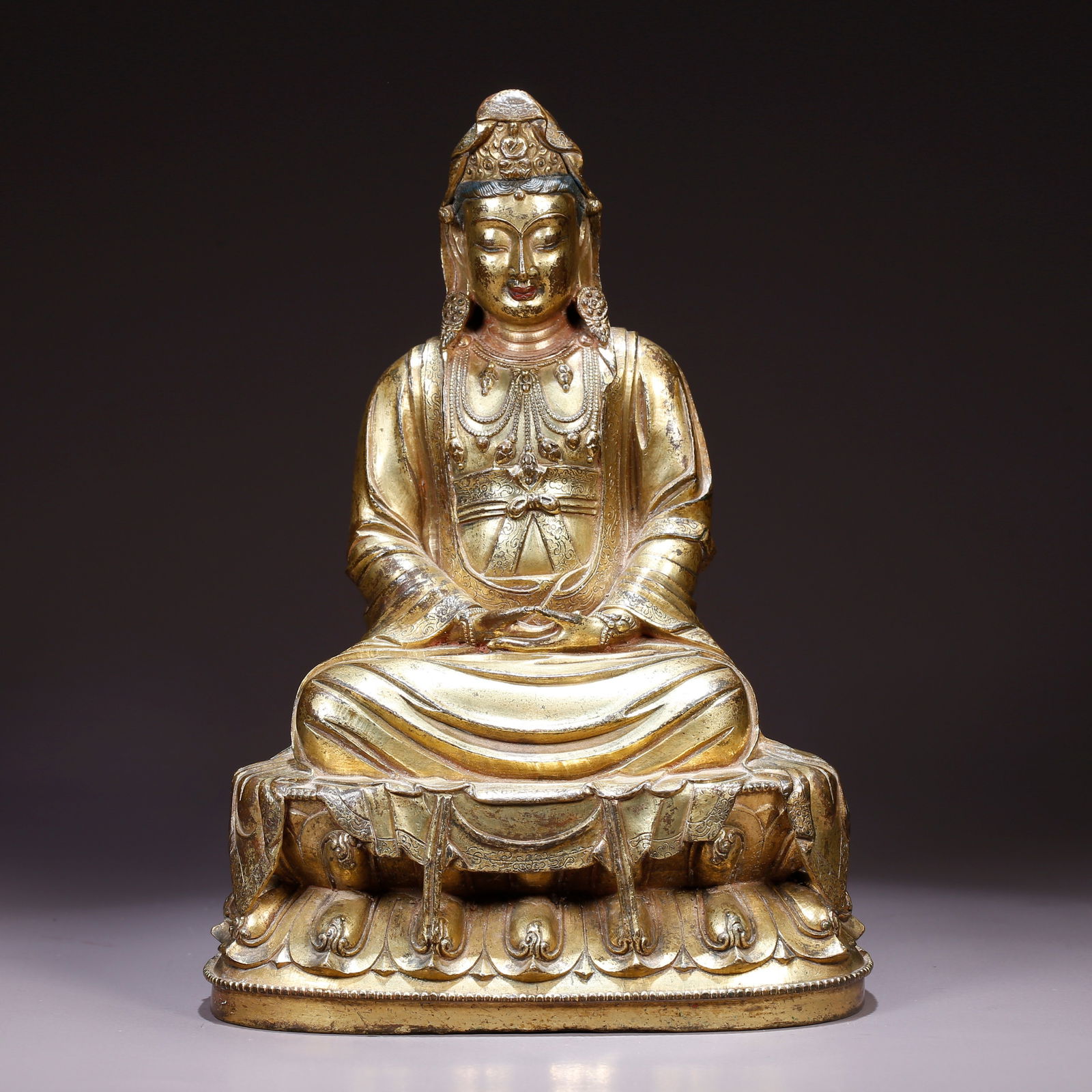 A GILT BRONZE STATUE OF GUANYIN (1 of 9)