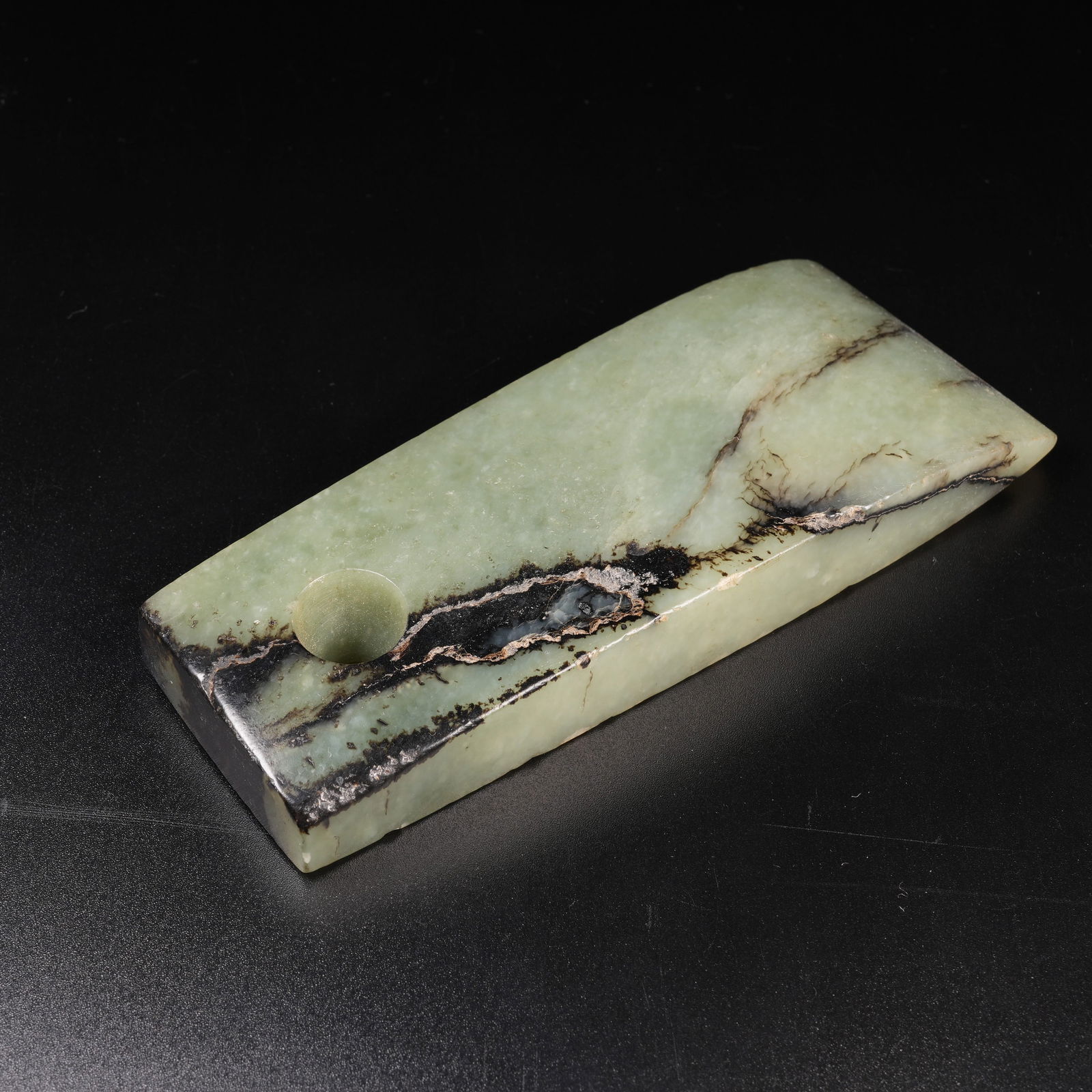 A ANCIENT JADE AXE: Ancient jade axe