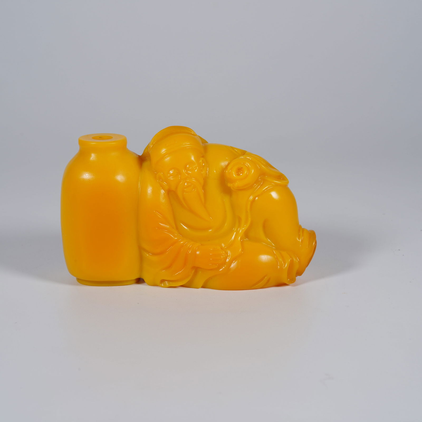 A YELLOW GLASS SNUFF BOTTLE DEPICTING "TAIBAI DRUNK" (1 of 8)