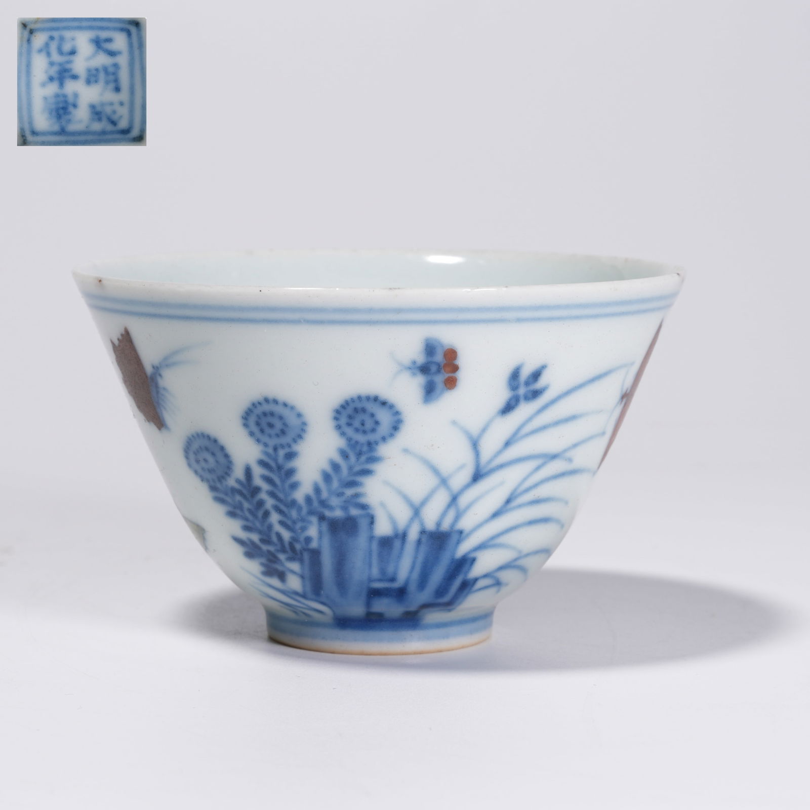 A BLUE-AND-WHITE FLOWER MOTIF CUP (1 of 9)