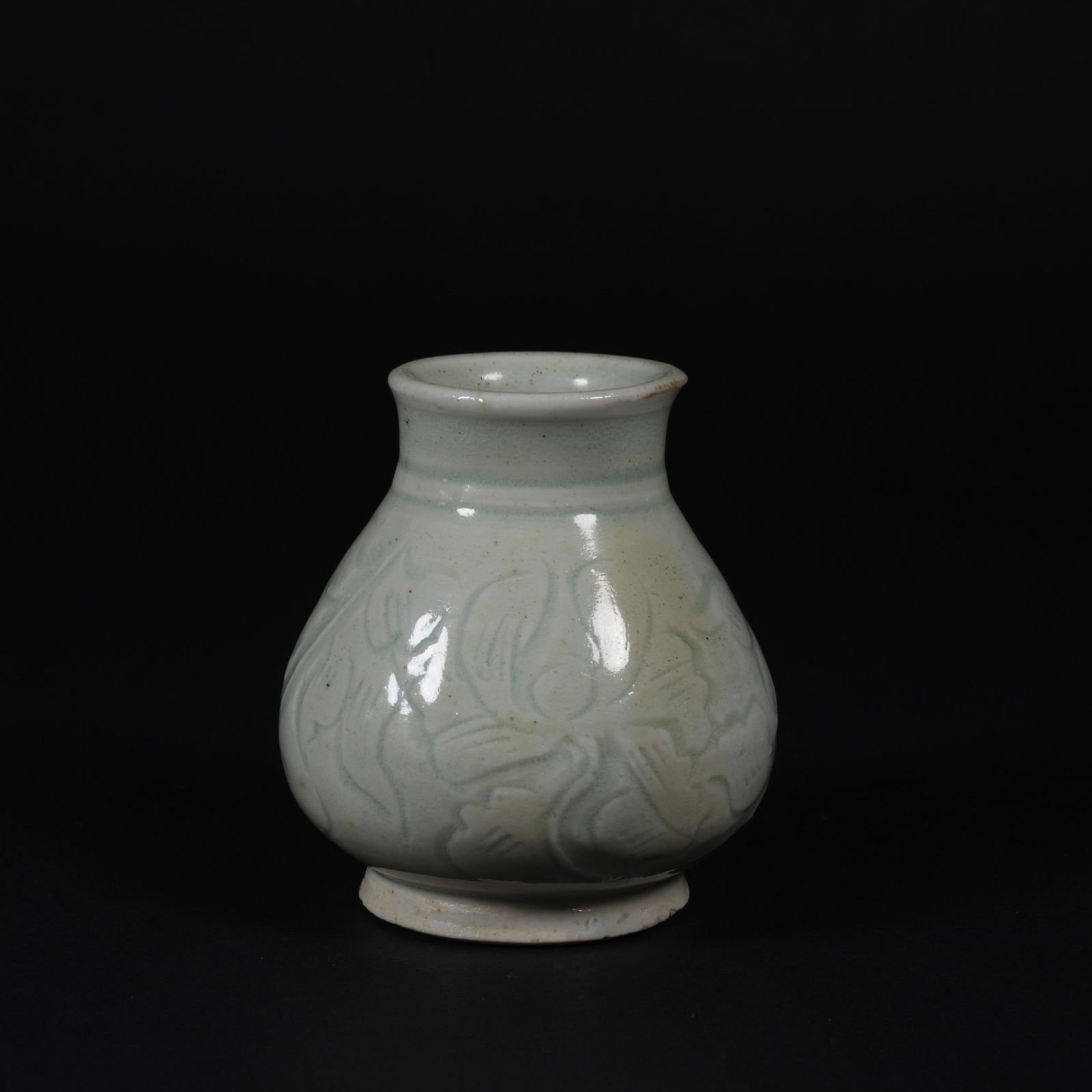 A LONGQUAN WARE REWARD VASE WITH FLORAL MOTIF (1 of 6)