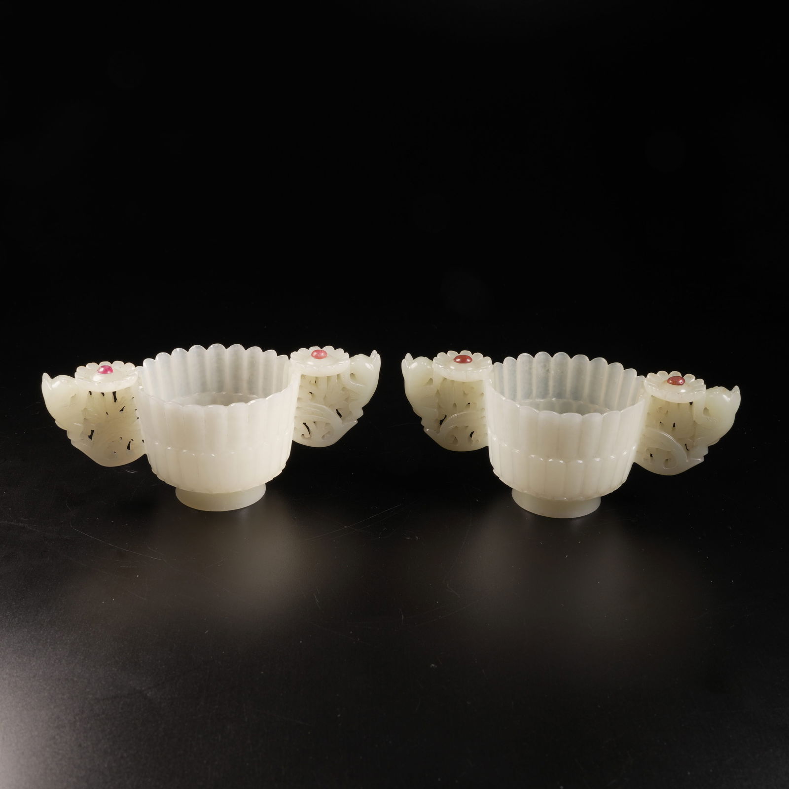 A SET OF HETIAN WHITE JADE INLAID PETAL CUPS: Set of Hetian white jade inlaid petal cups