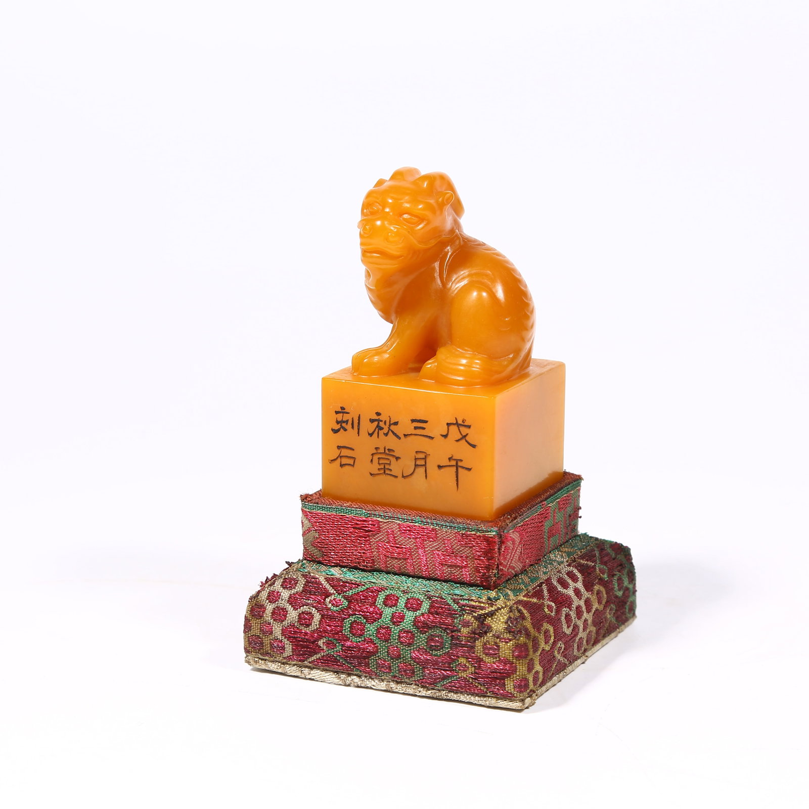A SHOUSHAN TIANHUANG STONE SEAL WITH BEAST KNOB: Shoushan Tianhuang stone seal with beast knob