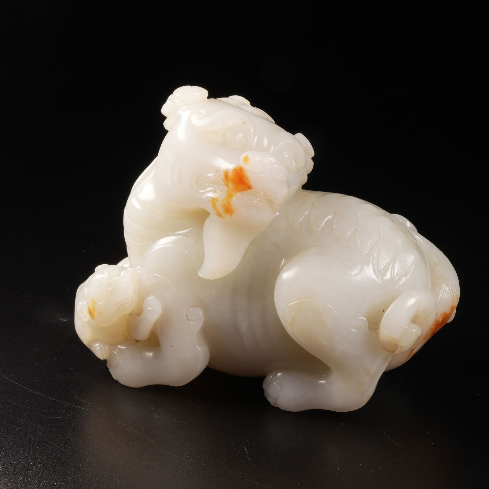 A HETIAN WHITE JADE MOTHER-AND-CHILD BEAST ORNAMENT: Hetian white jade mother-and-child beast ornament