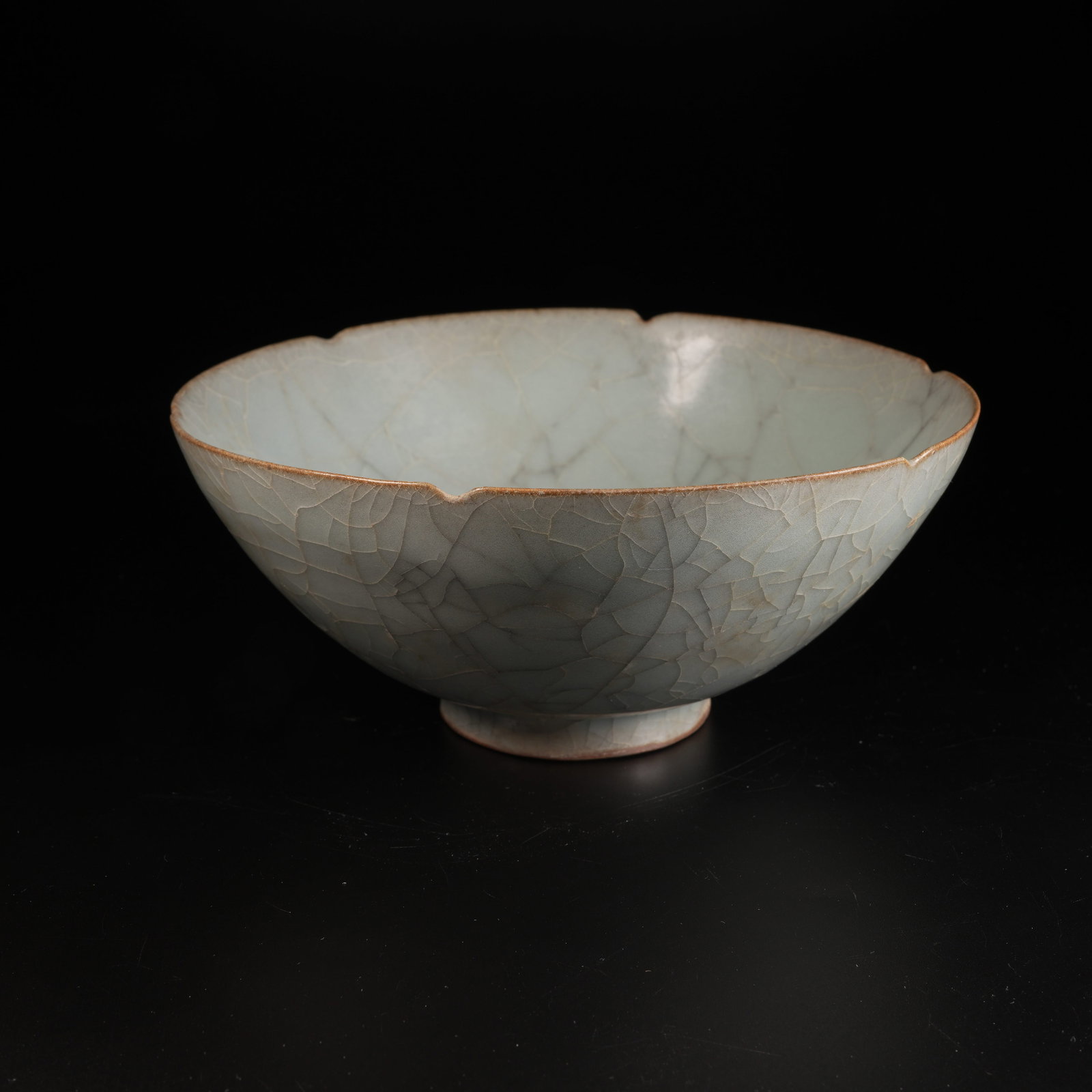 A LONGQUAN OFFICIAL KILN FLARED-RIM BOWL (1 of 9)