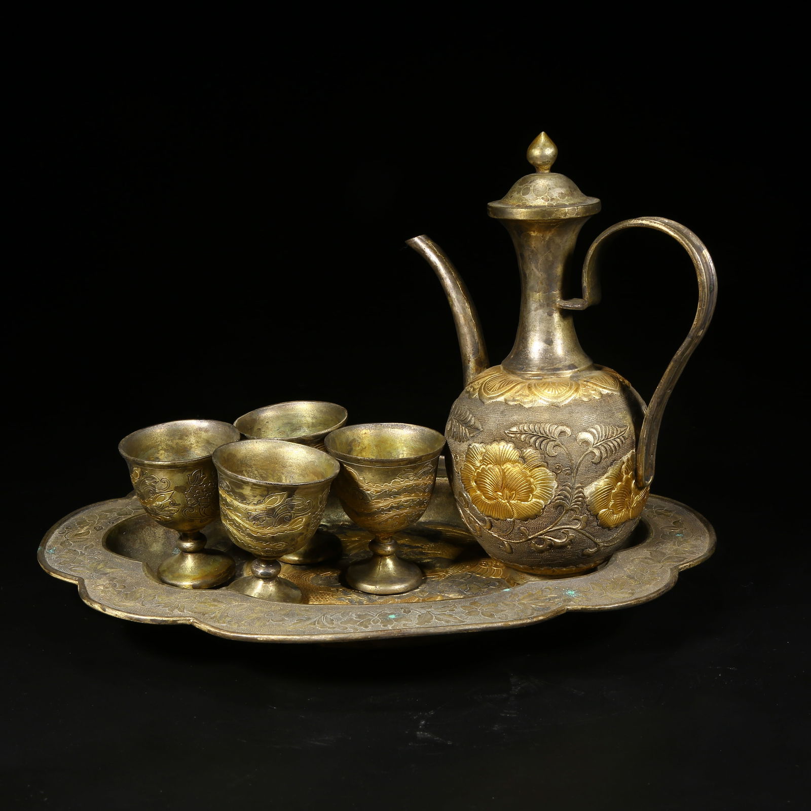 A SET OF BRONZE WINE VESSELS WITH FLORAL PATTERNS: Set of bronze wine vessels with floral patterns