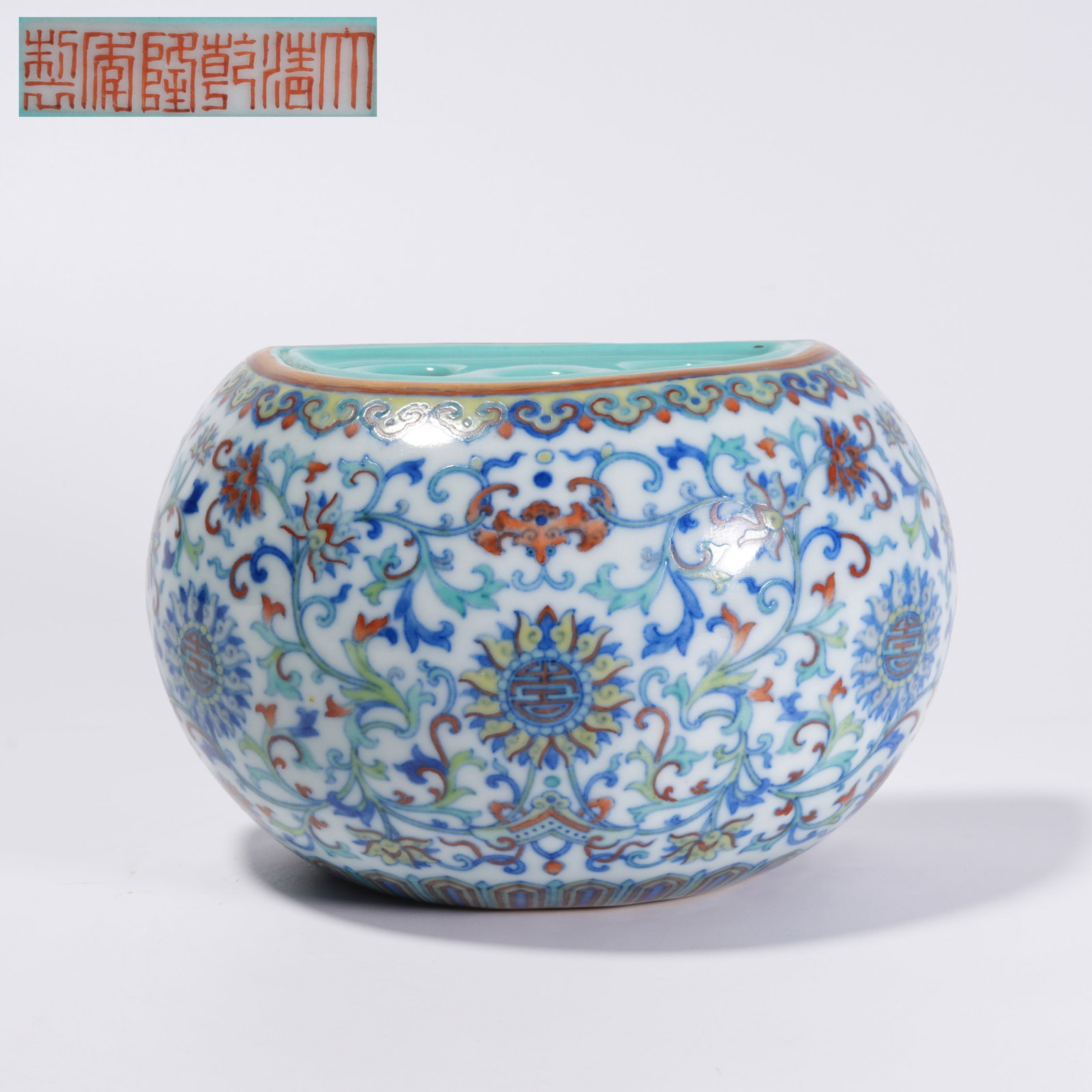 A DOUCAI INTERTWINED FLOWER MOTIF BI-SHAPED VASE (1 of 9)
