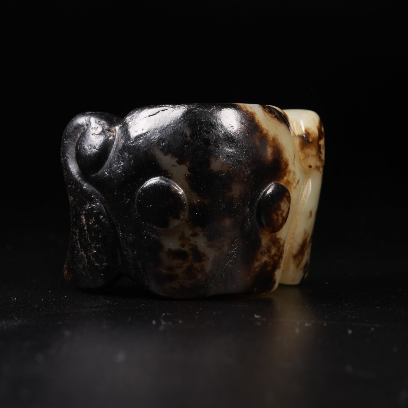 A ANCIENT JADE HUMAN-FACE ORNAMENT: Ancient jade human-face ornament