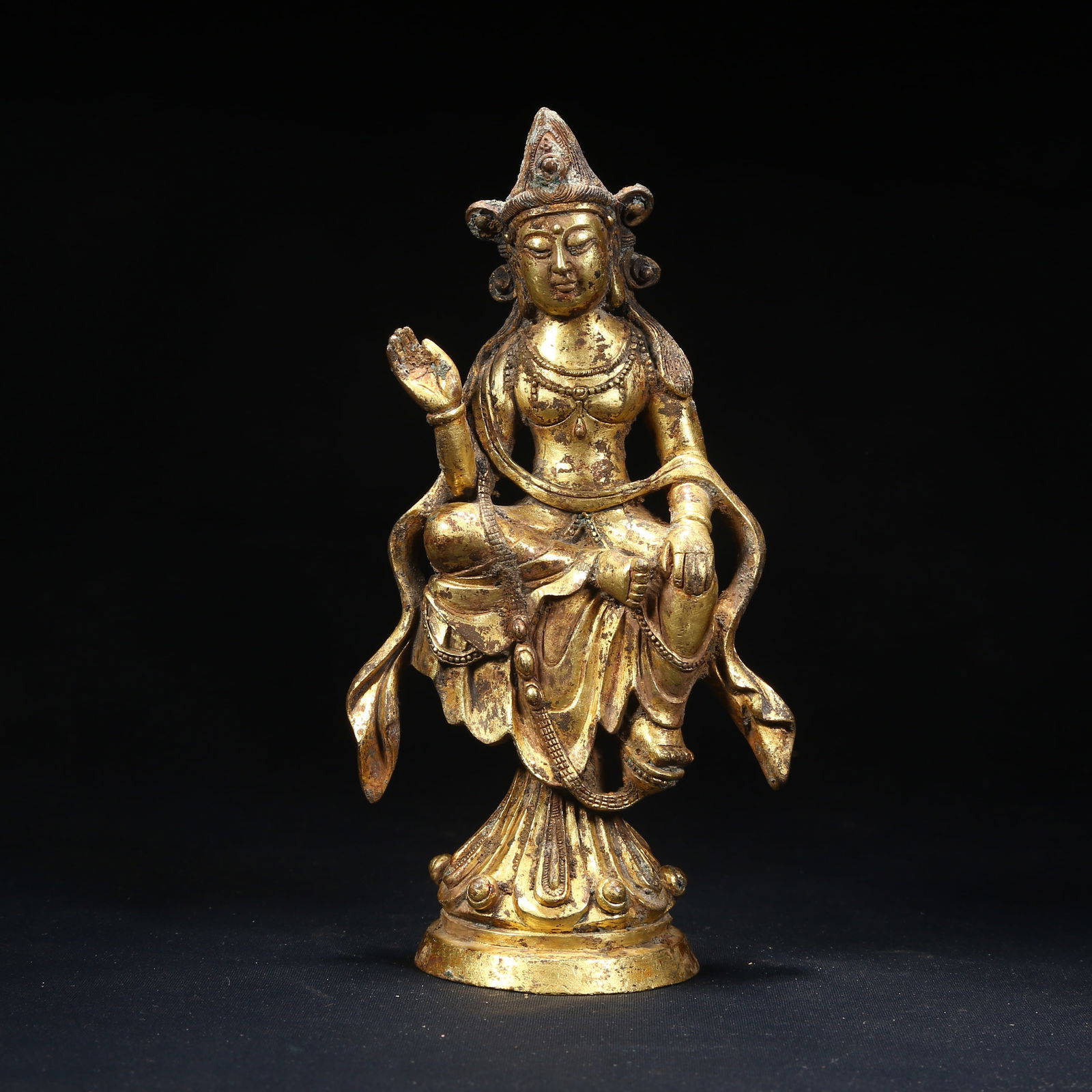 A GILT BRONZE SEATED AVALOKITESHVARA (GUANYIN) IN ROYAL EASE POSTURE (1 of 8)