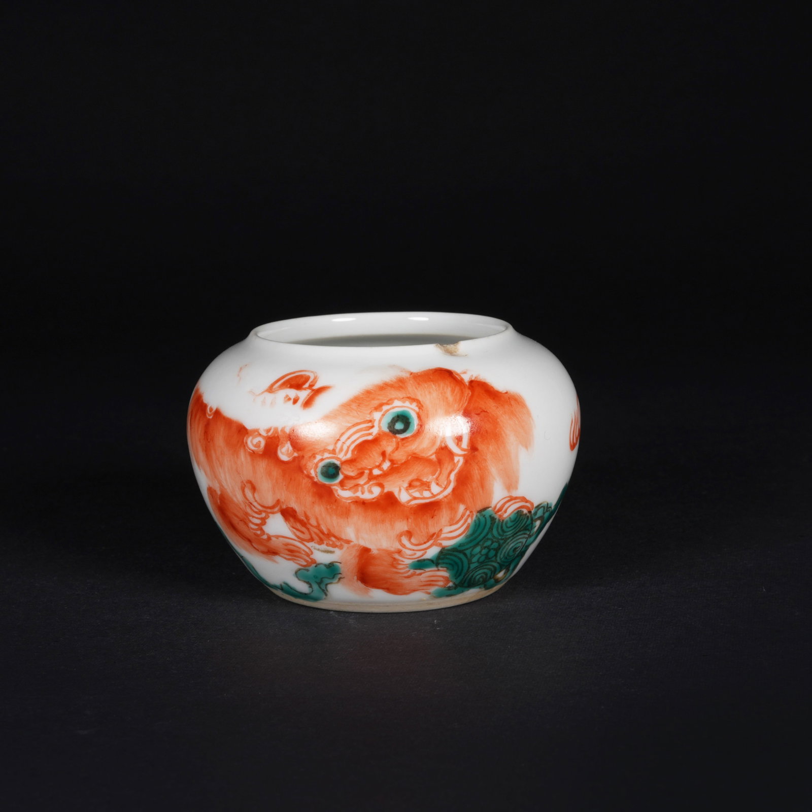 A FAMILLE-ROSE WATER DROPPER WITH "LION PLAYING WITH BALL" MOTIF: Famille-Rose Water Dropper with "Lion Playing with Ball" Motif