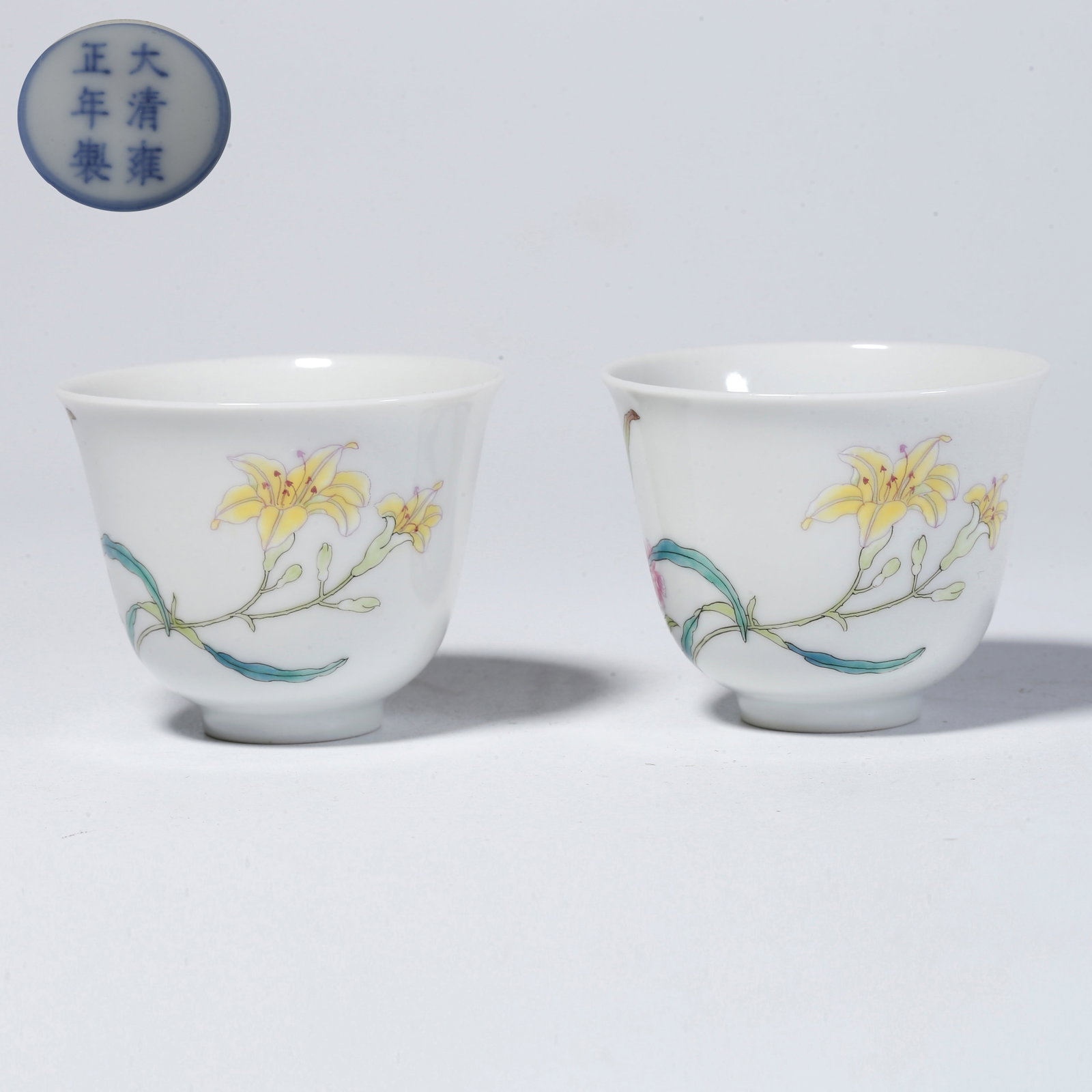A PAIR OF FAMILLE-ROSE CUPS WITH FLORAL DESIGN: Pair of famille-rose cups with floral design