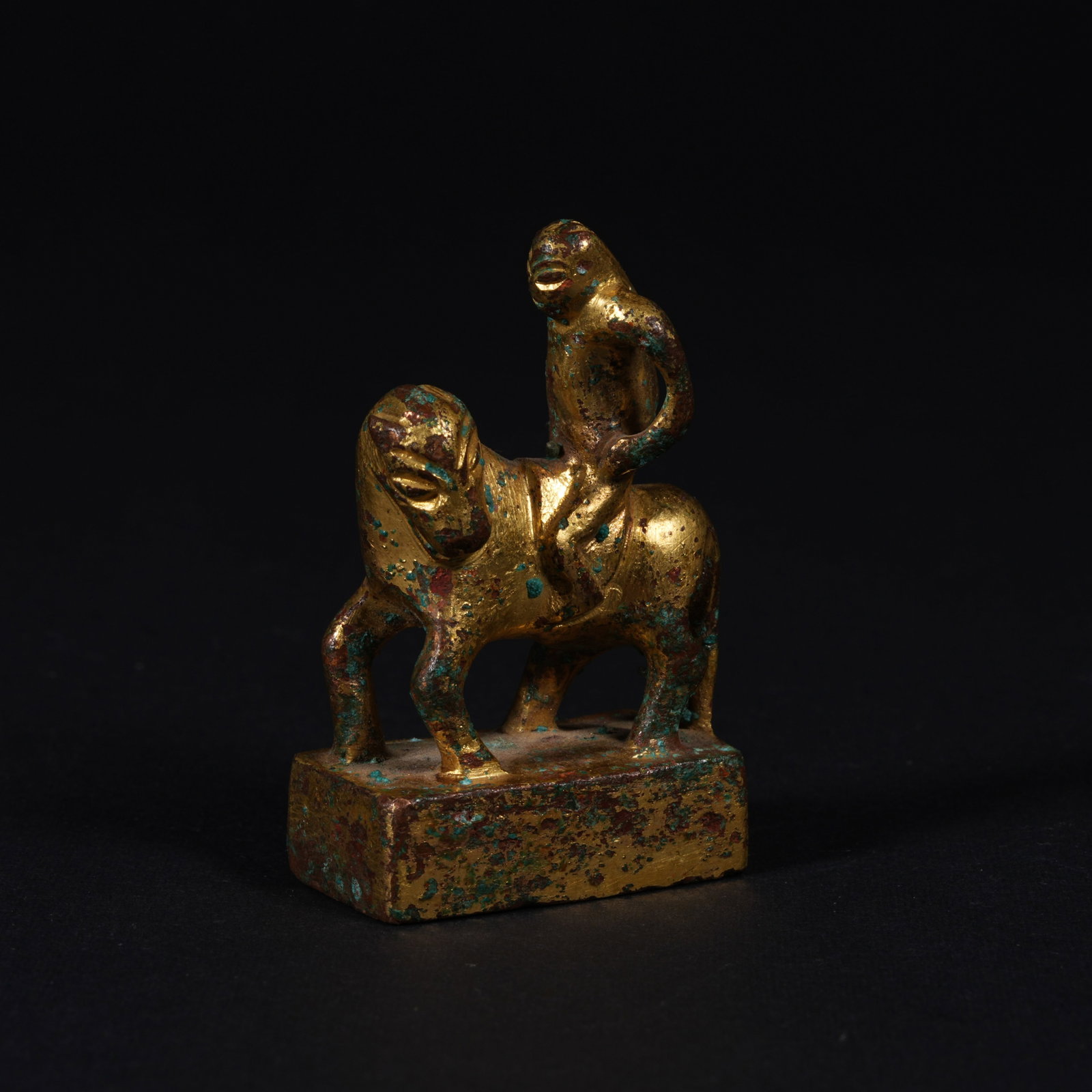 A GILT-BRONZE "JINMEN HOU" SEAL: Gilt-bronze "Jinmen Hou" seal