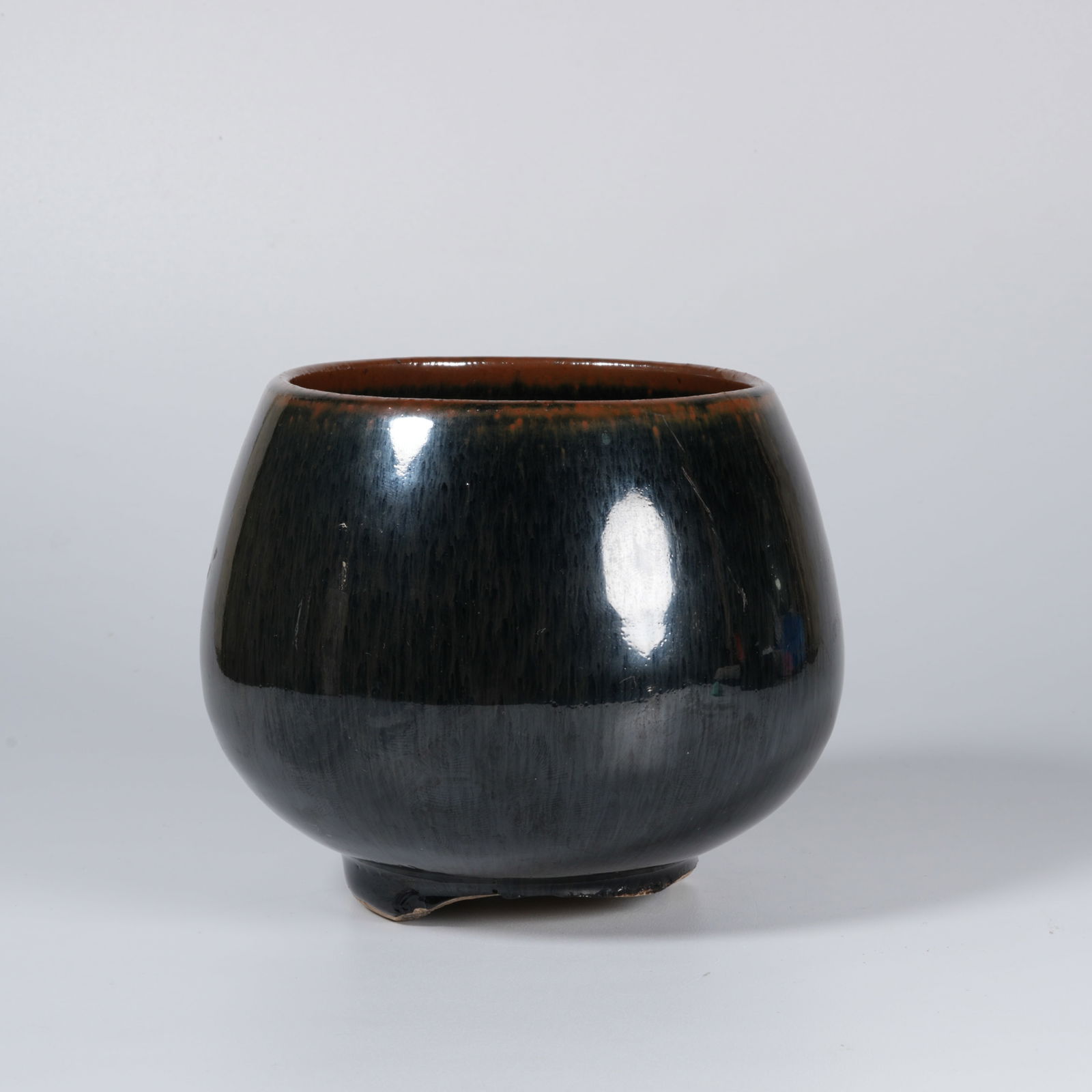 A OLD KILN CHICKEN-HEART JAR: Old kiln chicken-heart jar