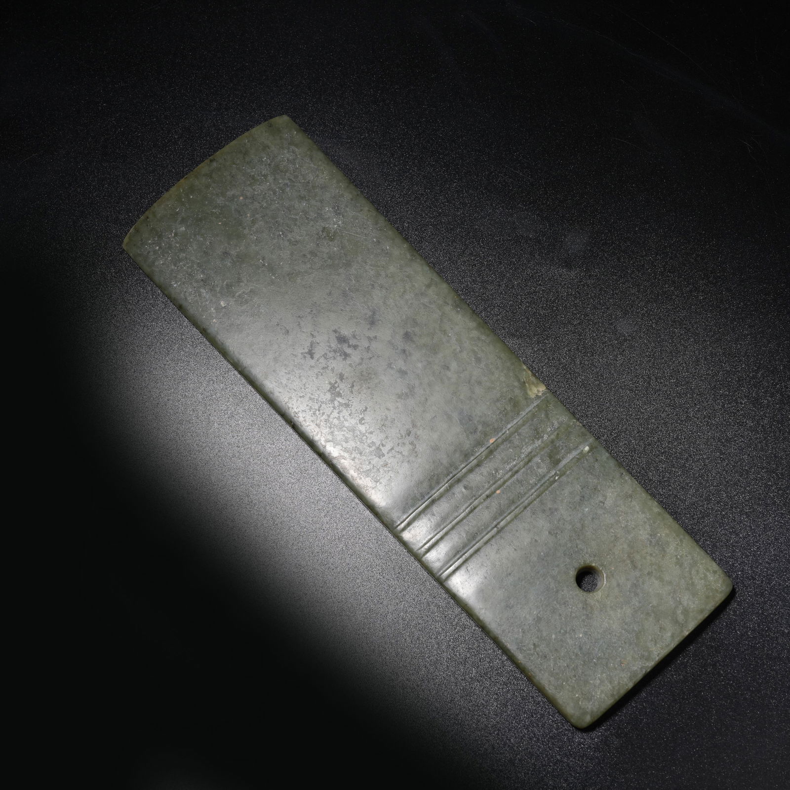 A ANCIENT JADE SPADE: Ancient jade spade
