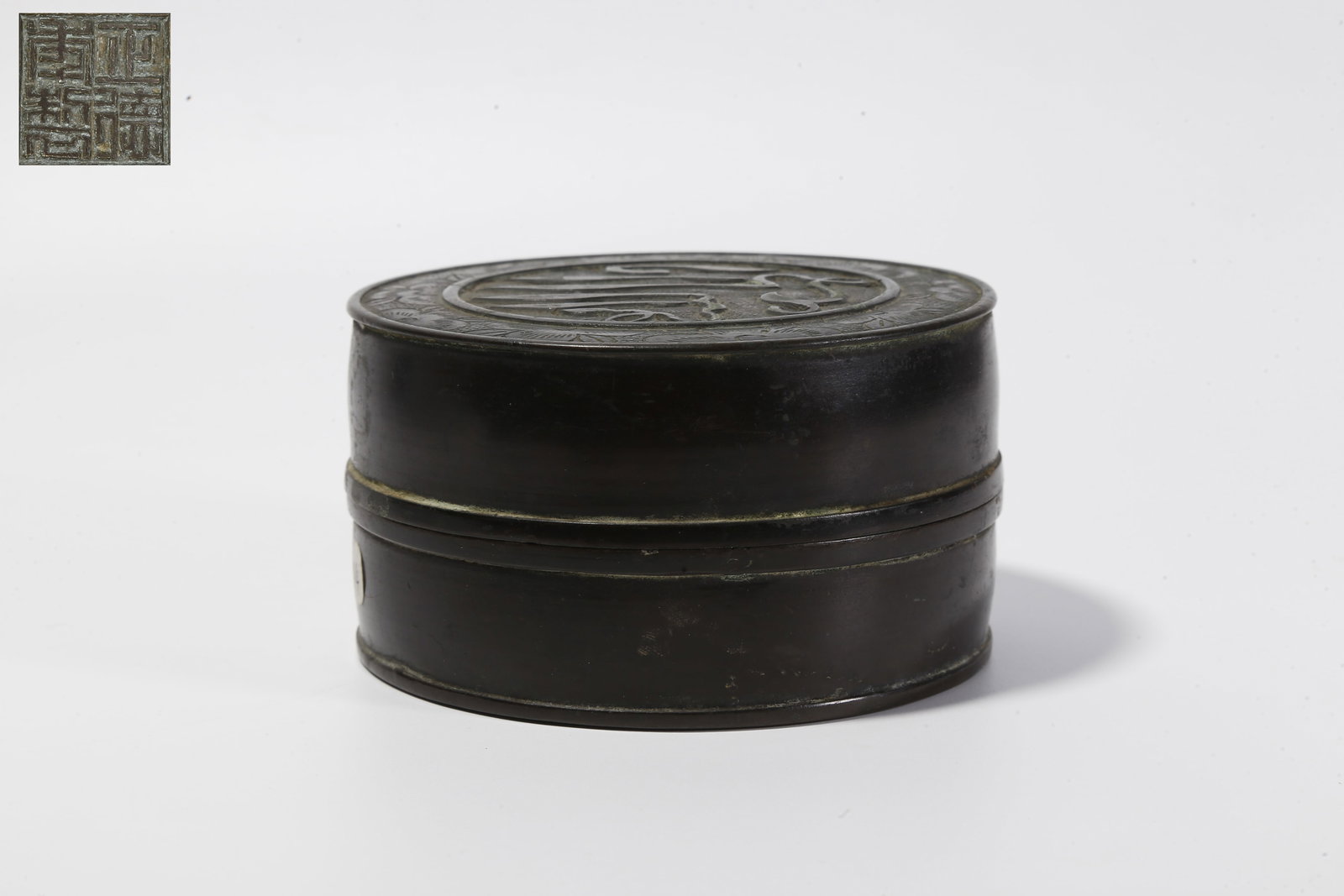 A BRONZE COVERED BOX: Bronze Covered Box