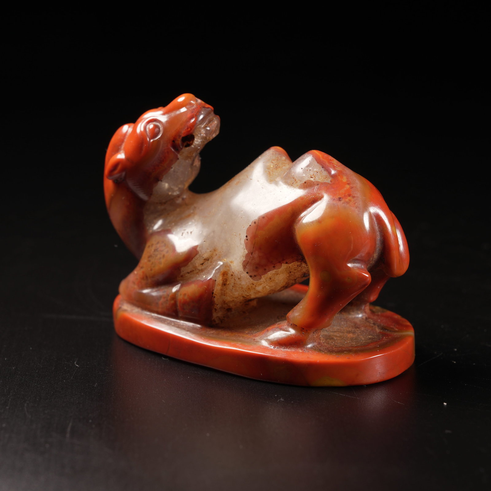 A AGATE CAMEL ORNAMENT: Agate camel ornament